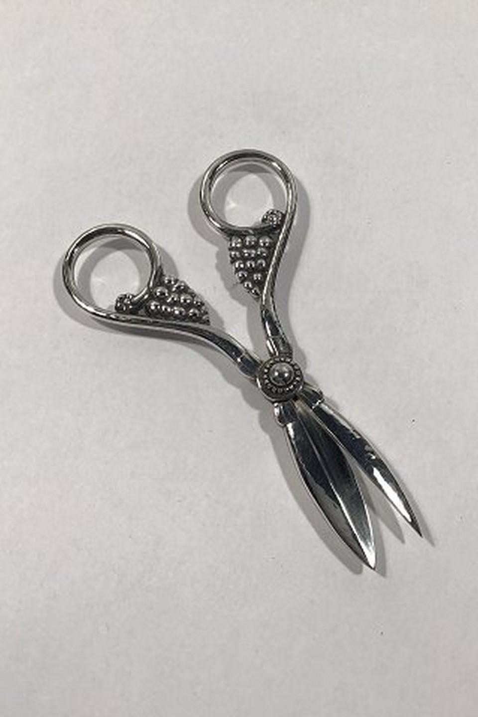 Vintage Georg Jensen sterling silver grape shears no 139. Measures 13.5 cm (5 1/4 in) Weight 100.1 gr/3.53 oz
Item no.: 391803.