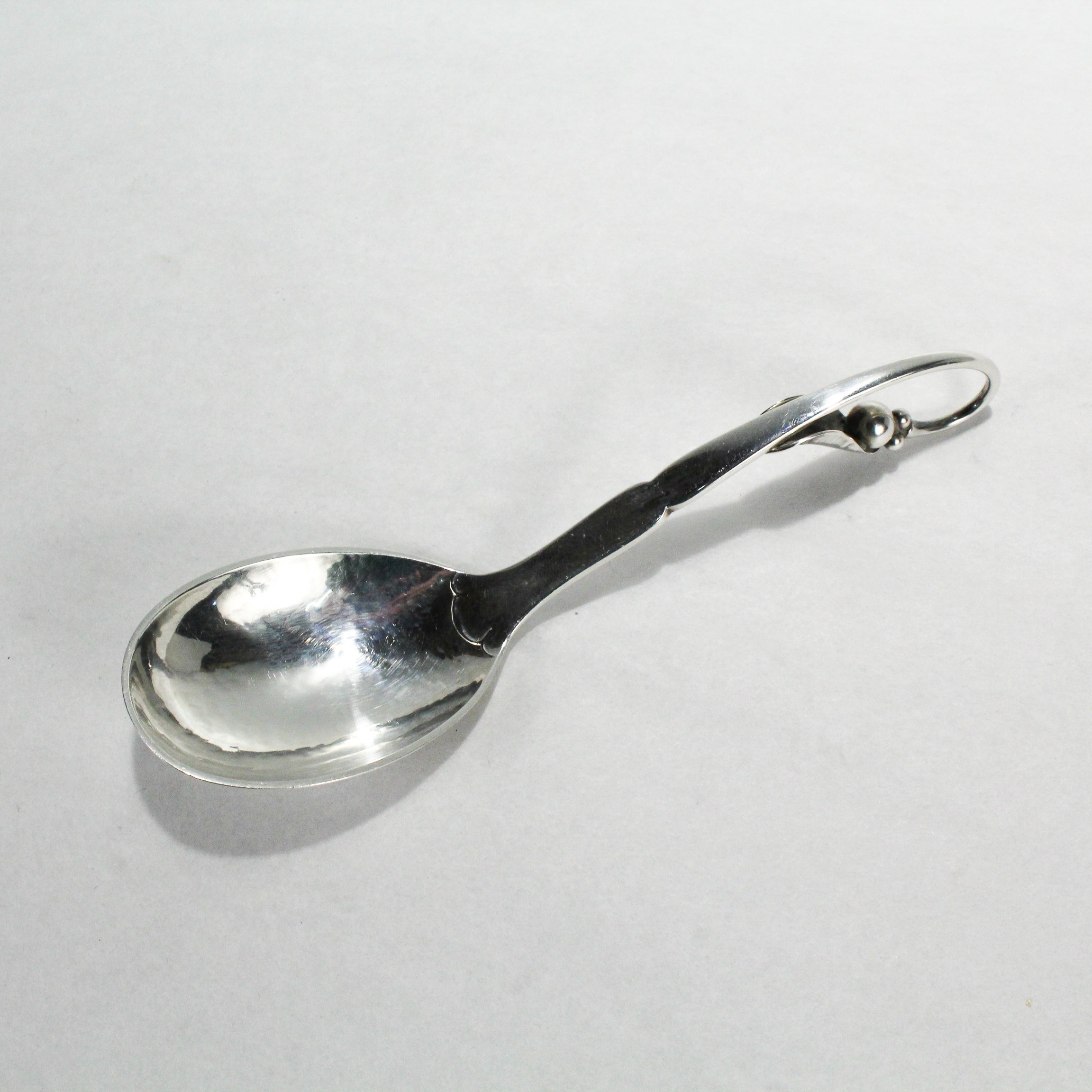 A fine vintage ornamental sugar spoon.

By Georg Jensen.

In sterling silver.

Model no. 21. 

Designed by Georg Jensen.

With the post-1945 factory mark.

Simply a great spoon from Georg Jensen!

Date:
post 1945

Overall Condition:
It is in overall