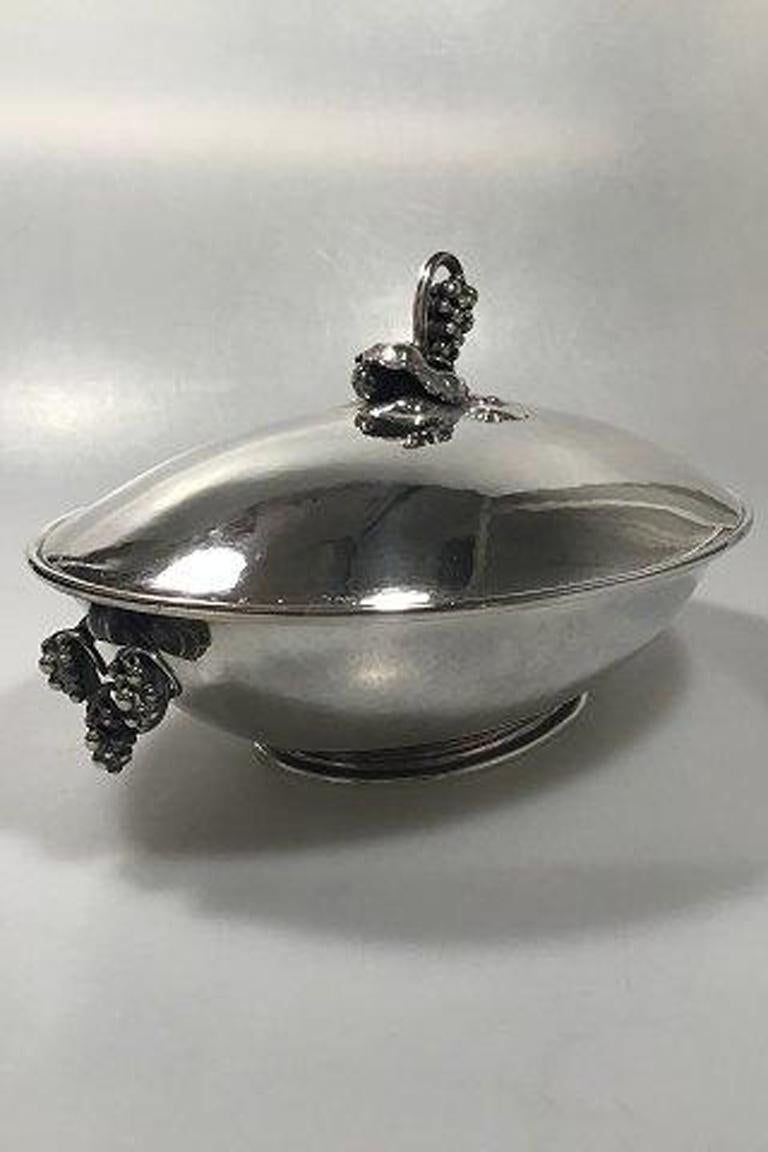 Vintage Georg Jensen sterling silver oval lidded serving dish no 408B 

Measures H 5 11/16 in, W 6½ in, L 10 7/16 in Weight 1277 gr/45.10 oz. Fra 1925 til 1932.