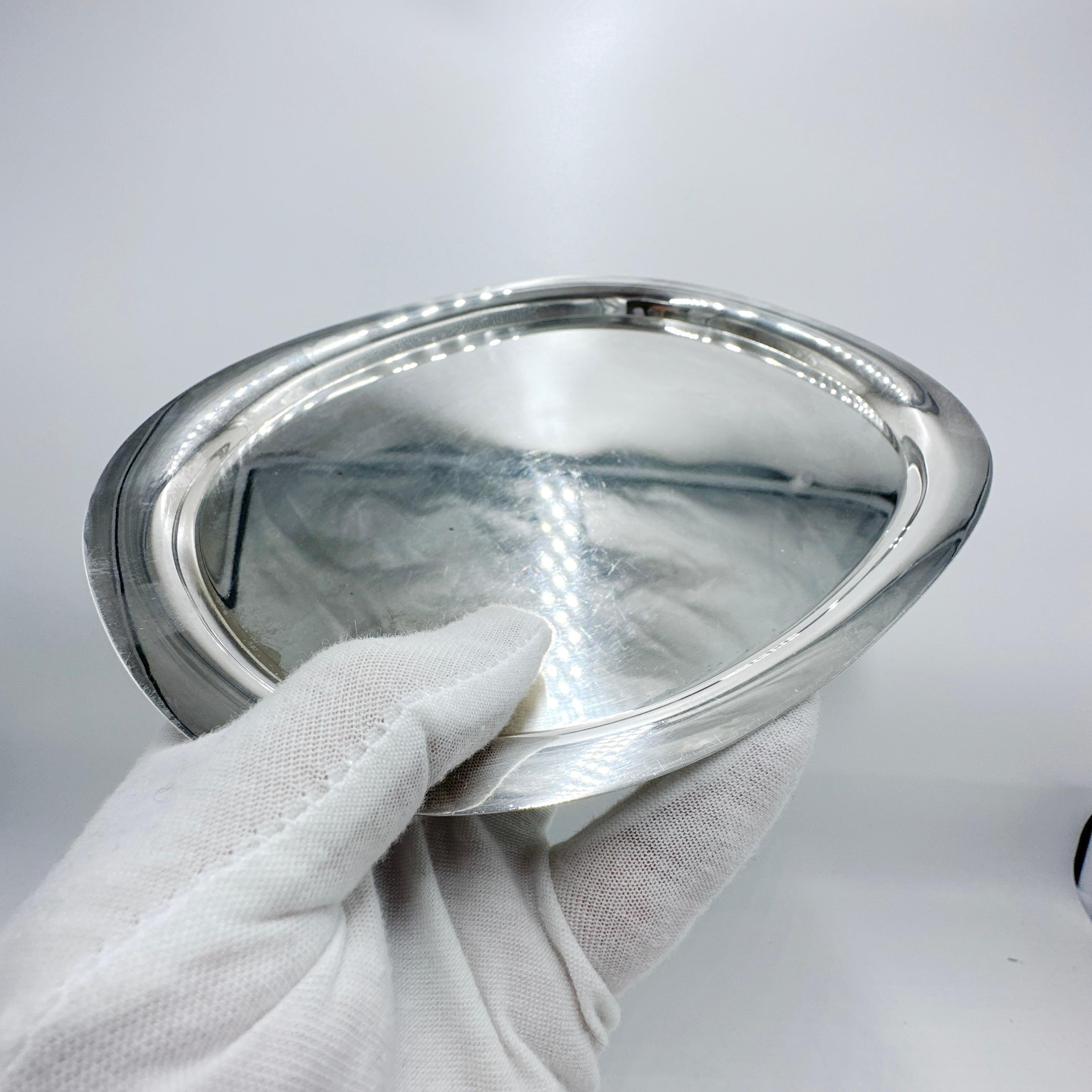 Hier ist eine kleine Mitte des Jahrhunderts Georg Jensen Sterling Silber von Piet Hein. Dies ist ein Ellipse-Tablett mit der Designnummer 1146a. Dieses ellipsenförmige Tablett hat einen erhöhten, geschwungenen Rand. Es ist ein sehr funktionelles