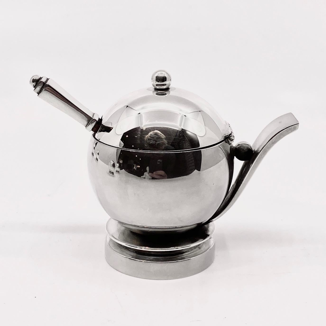 Tarro de mostaza Georg Jensen vintage de plata de ley con esmalte azul y cuchara de mostaza en forma de pirámide, diseño nº 632 de Harald Nielsen de 1930.

Más información:
Material: Plata de ley
Estilos: Art Decó
Sellos: Sello vintage Georg Jensen