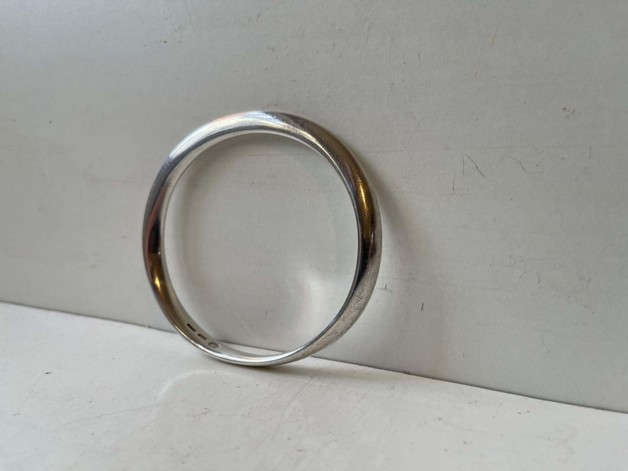 Argent sterling Vintage Georg Jensen Twisted Silver Armring Bangle by Vivianna Torun Bülow-Hübe en vente