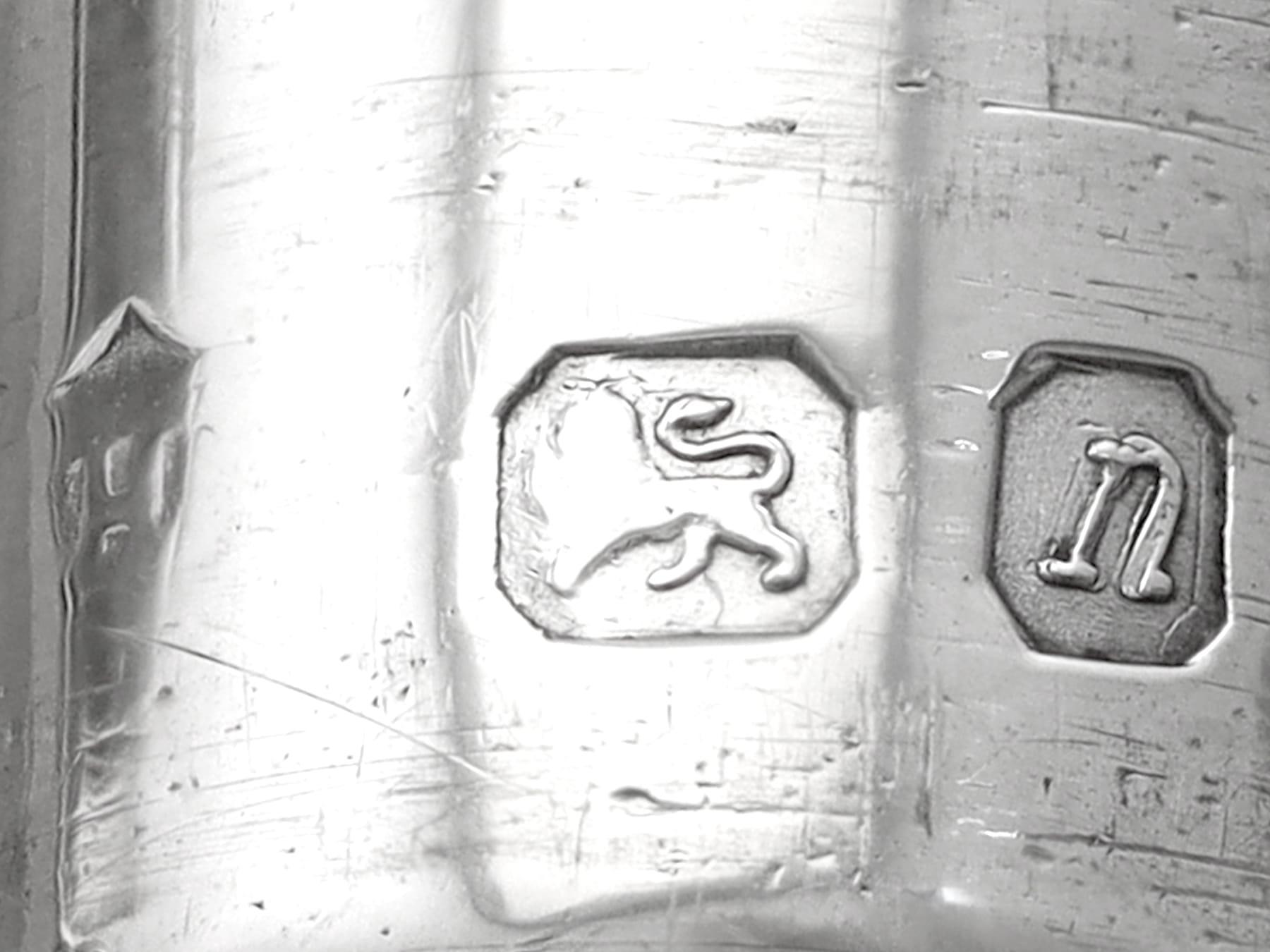 Candelabro a due luci in argento sterling in stile Giorgio I (1968) in vendita 4