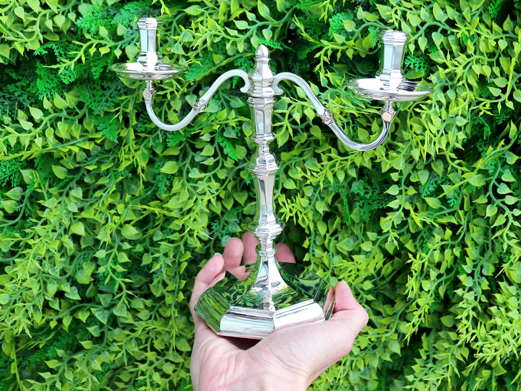 Un'eccezionale, raffinata e impressionante coppia di candelabri d'epoca in argento sterling a due luci in stile George Inness; un'aggiunta alla nostra collezione di candelabri d'epoca.

Questi eccezionali, raffinati e impressionanti candelabri