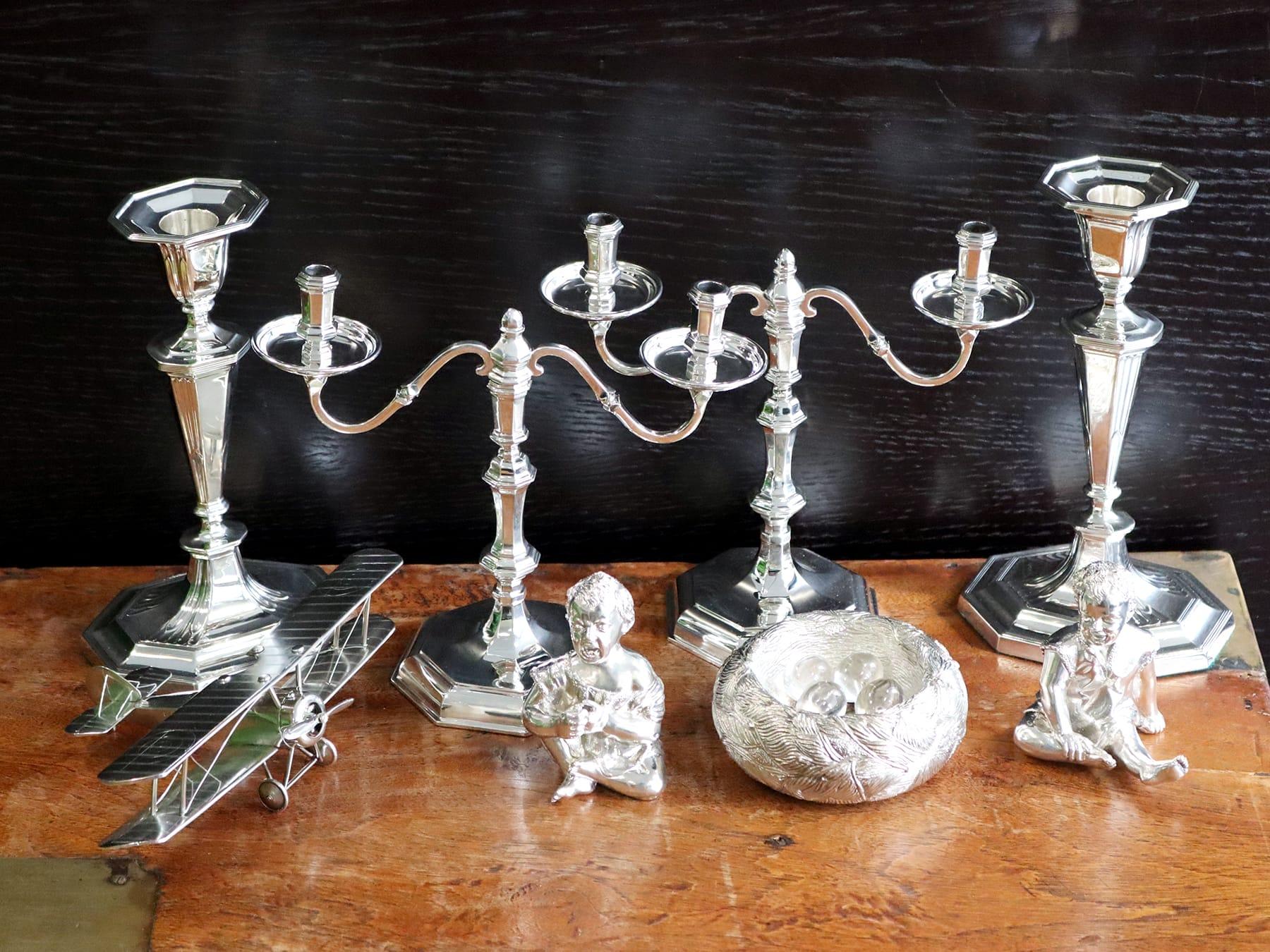 Metà XX secolo Candelabro a due luci in argento sterling in stile Giorgio I (1968) in vendita