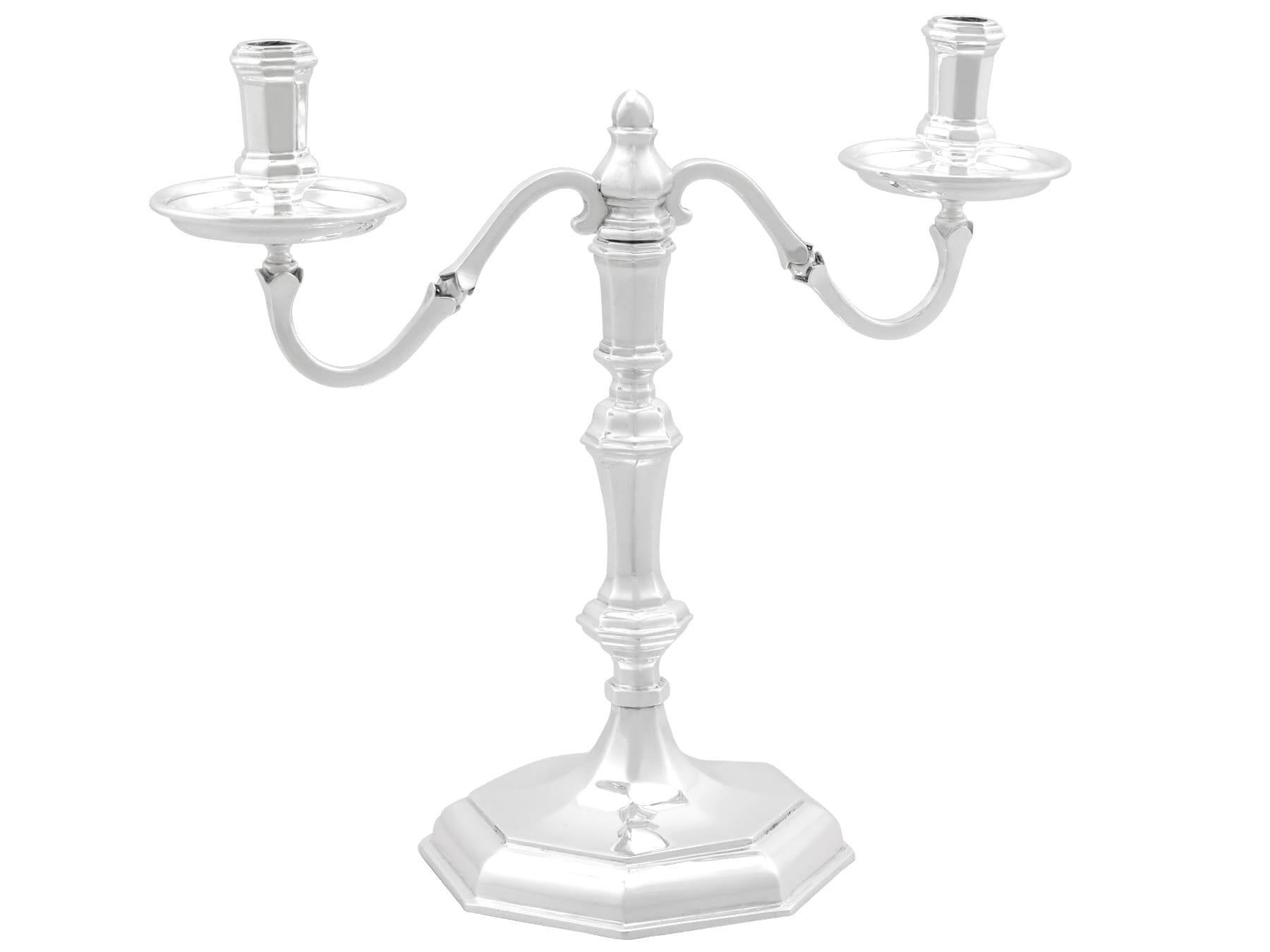 Candelabro a due luci in argento sterling in stile Giorgio I (1968) in vendita 1