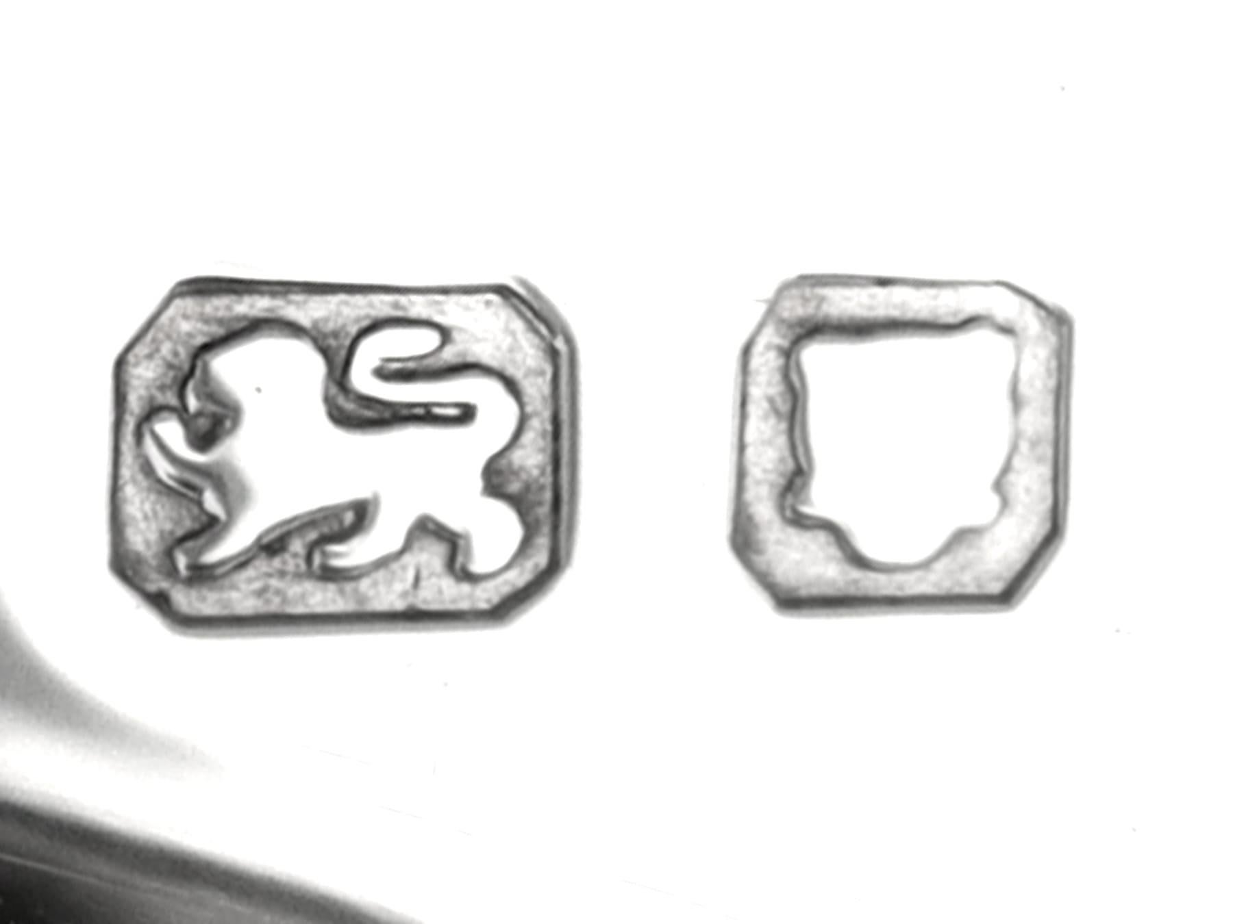 Candelabro a due luci in argento sterling in stile Giorgio I (1968) in vendita 3