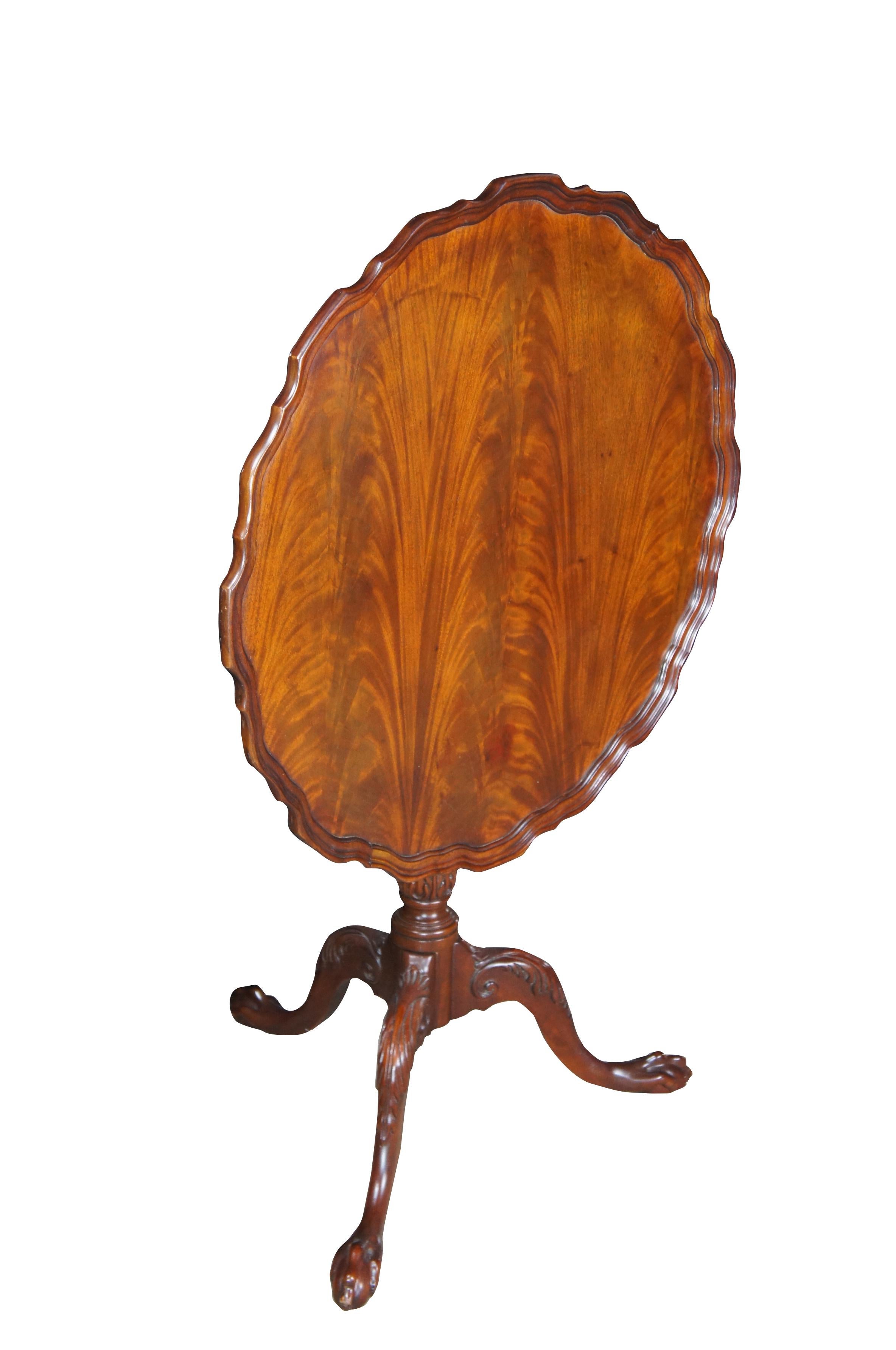Mesa americana para tartas estilo Jorge II, hacia 1980.  De caoba, con una encimera encastrada que presenta una hermosa chapa de caoba flameada.  La mesa se apoya en un soporte graduado torneado que termina en una base trípode con rodillas talladas