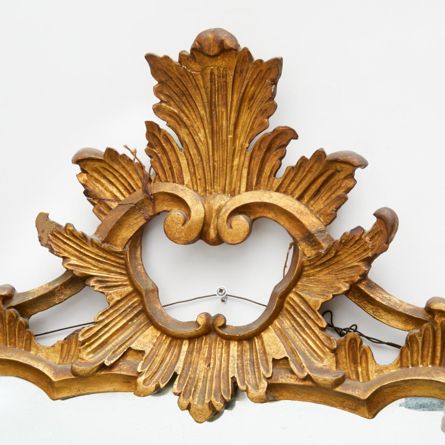 Vintage 20. Jh., Spiegel aus geschnitztem Goldholz im Stil von George III. mit durchbrochenem Rahmen aus verschnörkelten Ranken, unmarkiert.

Abmessungen:
Ca. 47 