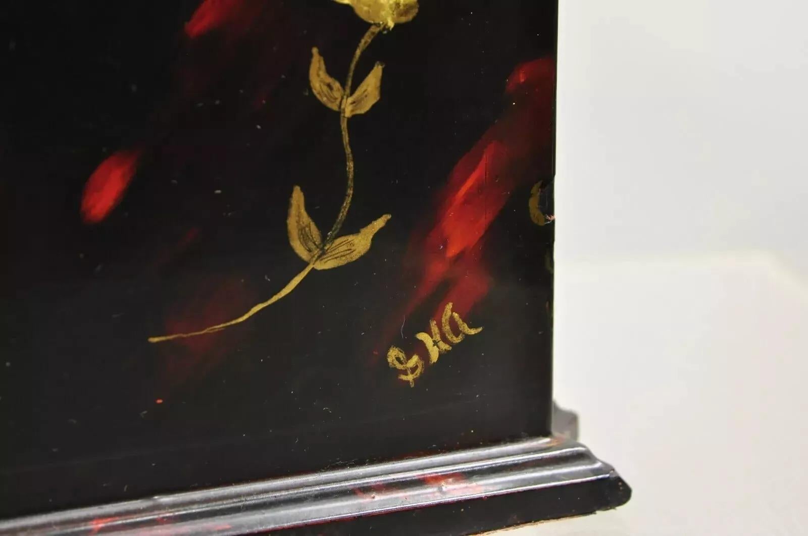 Boîte à coute à fleurs de papillons en bois laqué peinte à la main de style George III en vente 3