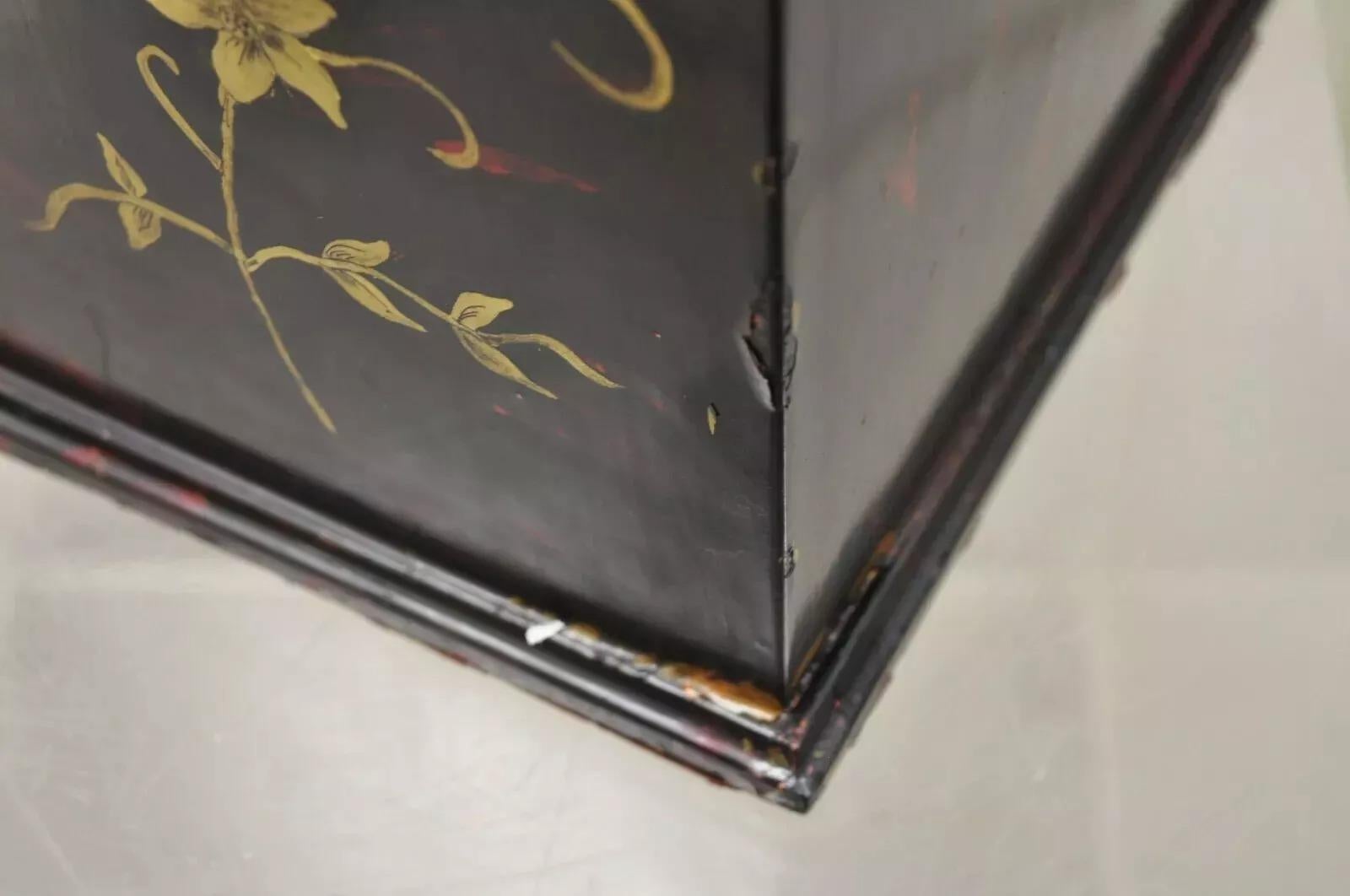Boîte à coute à fleurs de papillons en bois laqué peinte à la main de style George III en vente 4