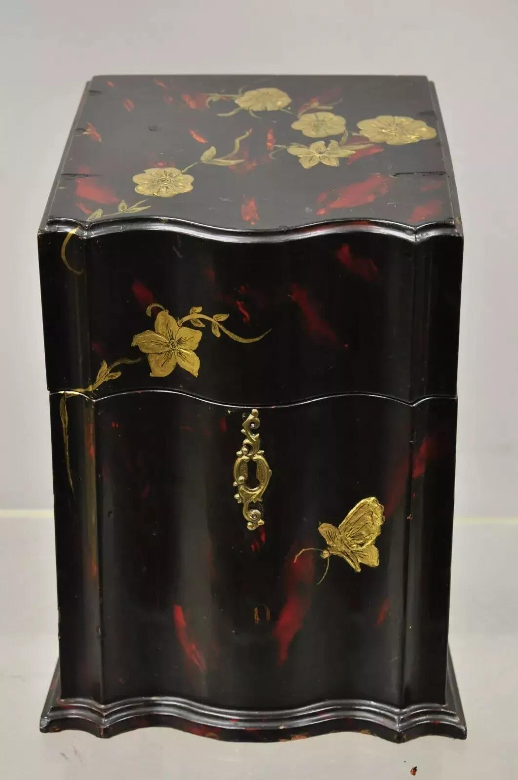 Boîte à couteaux en bois laqué peint à la main, papillons et fleurs, de style George III. L'objet présente une finition peinte en laque rouge, des fleurs peintes en or, une construction en bois massif, un très bel objet ancien. Circa Early 20th