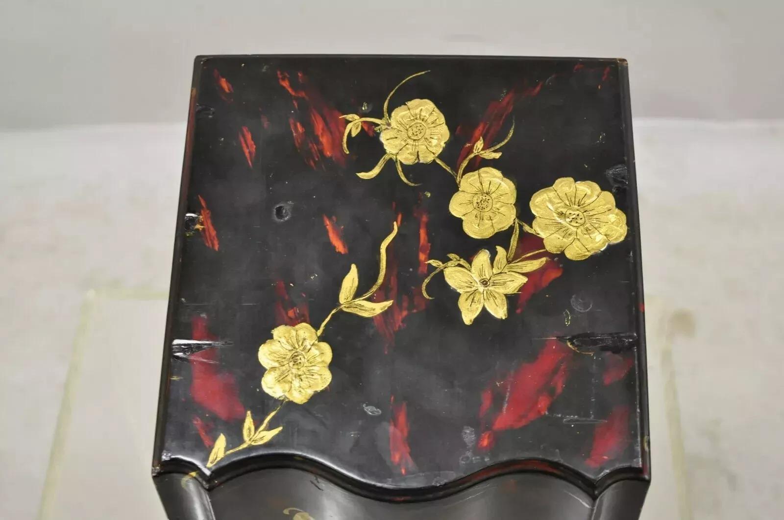 Georgien Boîte à coute à fleurs de papillons en bois laqué peinte à la main de style George III en vente