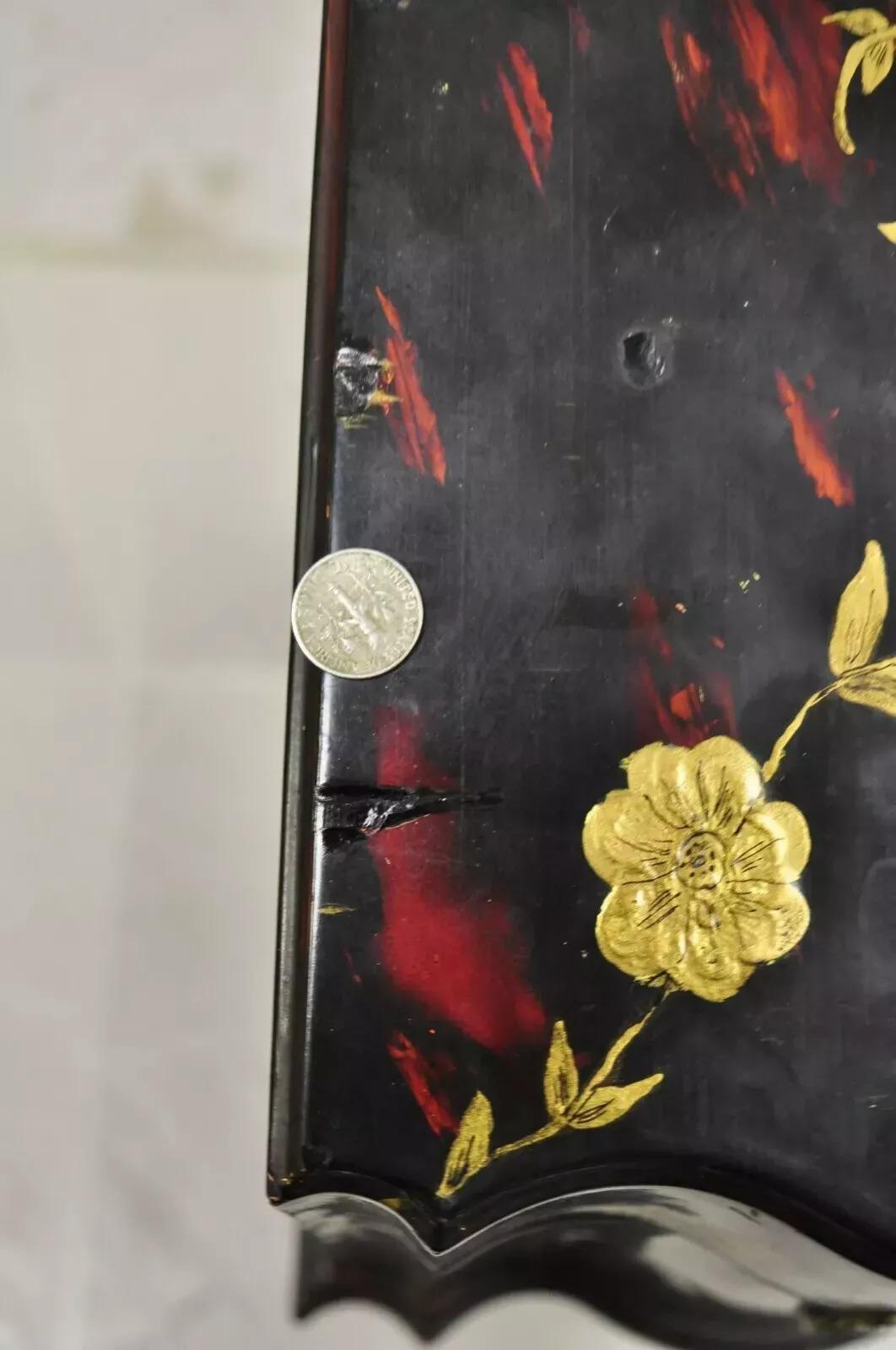 Boîte à coute à fleurs de papillons en bois laqué peinte à la main de style George III en vente 1