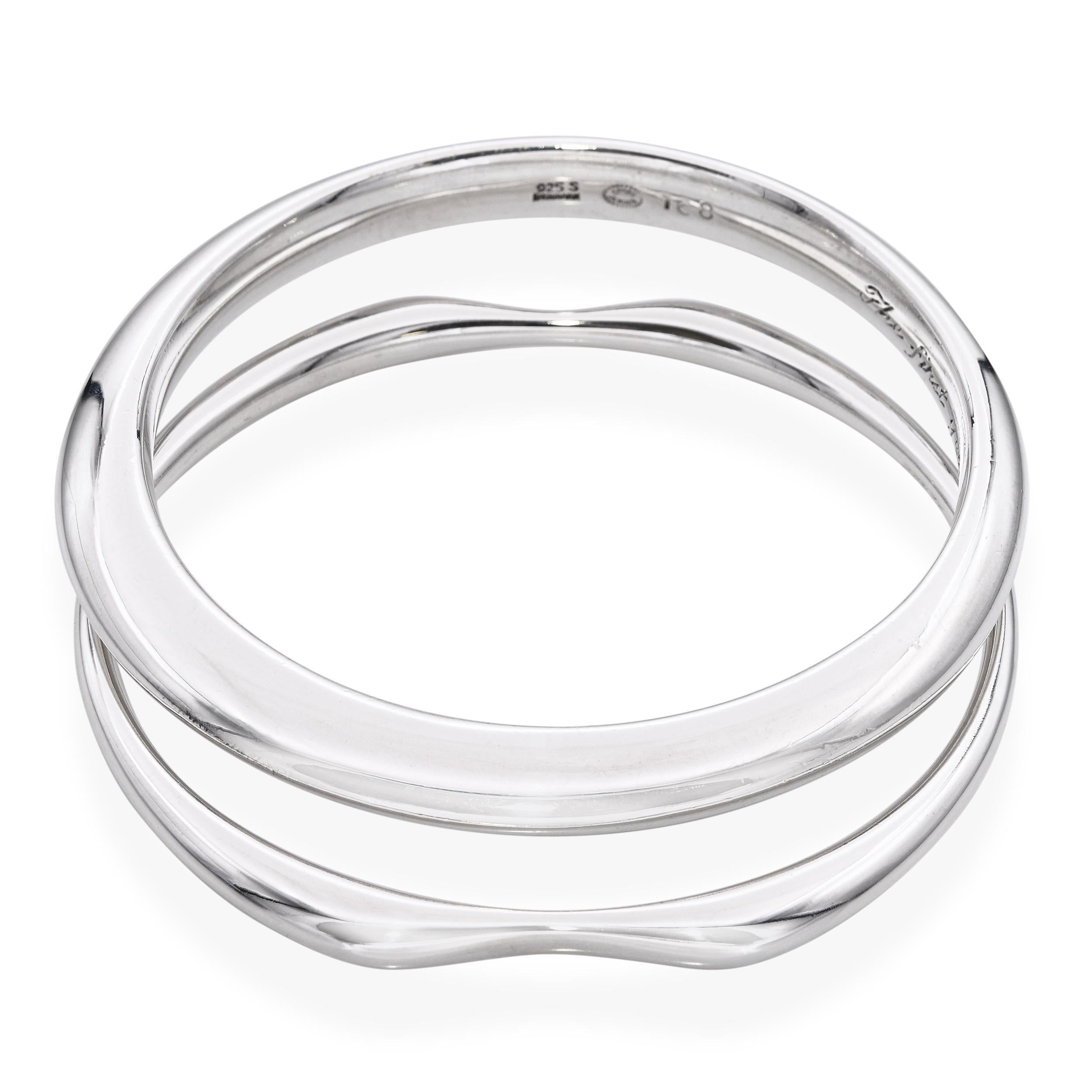 Questo set di bracciali vintage in argento Georg Jensen esemplifica l'artigianato senza tempo e la filosofia di design minimalista del famoso argentiere danese. Ogni braccialetto è realizzato in argento sterling di alta qualità, con la tipica
