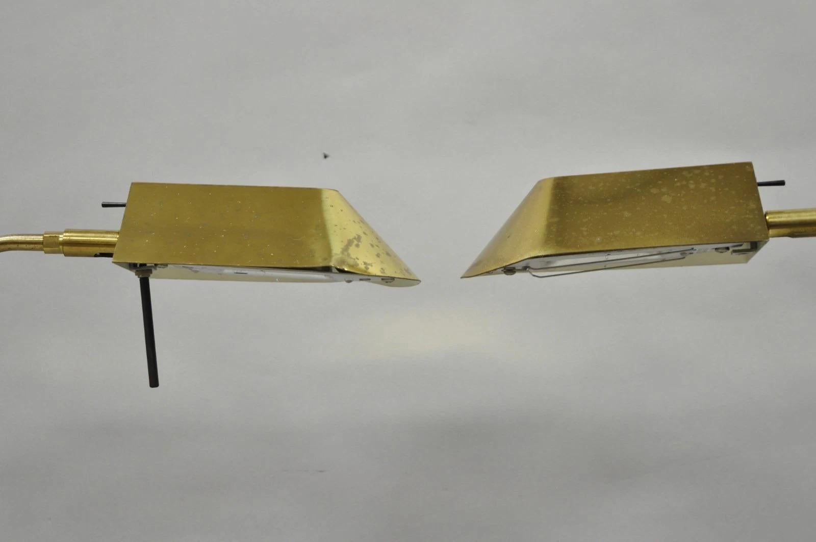 Lampada da terra d'epoca George Kovacs con base a orbita in ottone del metà del secolo scorso - una coppia in vendita 6