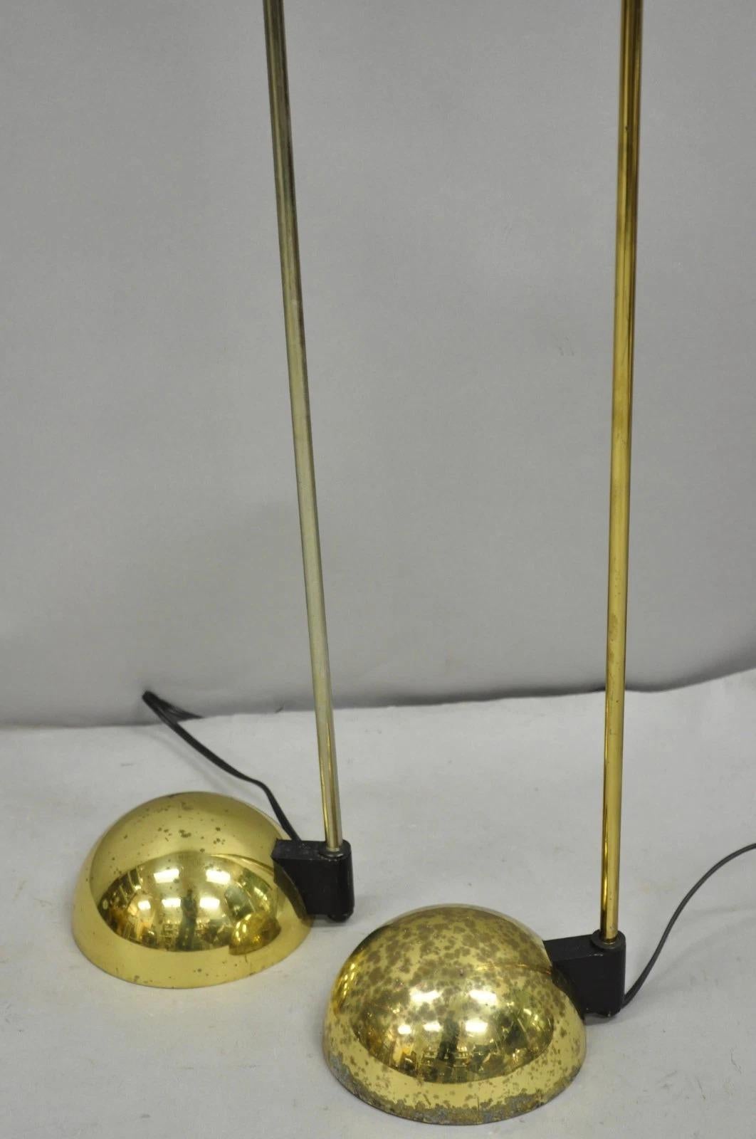 Mid-Century moderno Lampada da terra d'epoca George Kovacs con base a orbita in ottone del metà del secolo scorso - una coppia in vendita