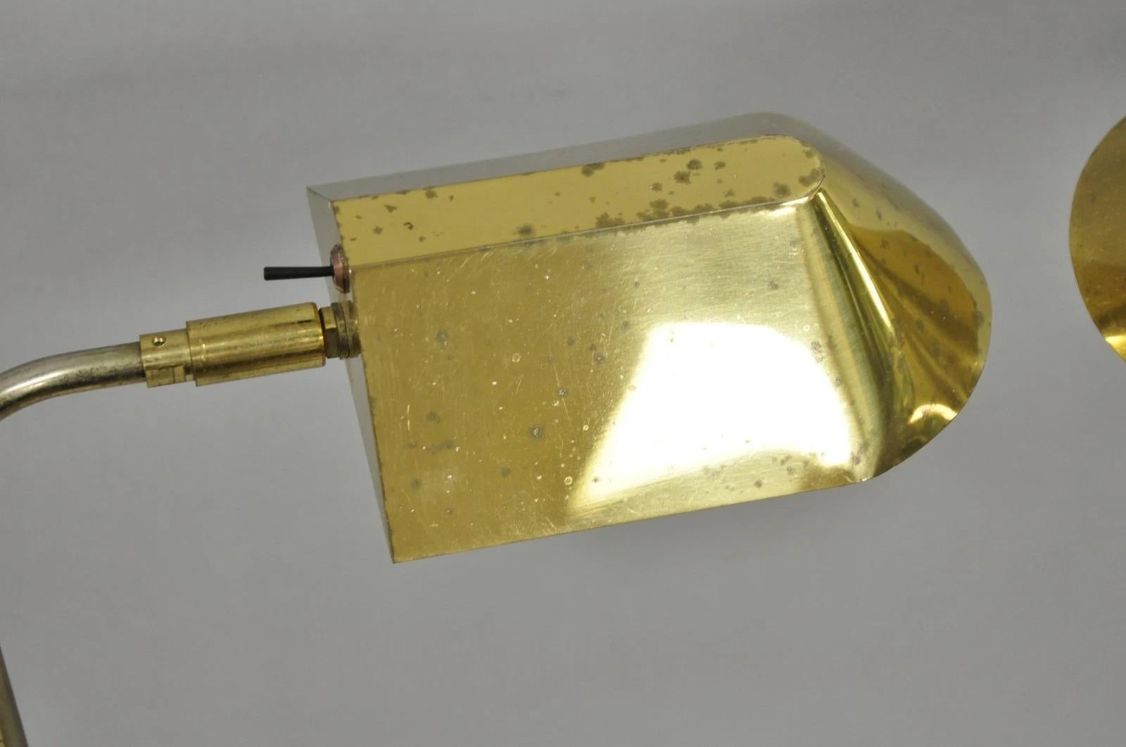 Lampada da terra d'epoca George Kovacs con base a orbita in ottone del metà del secolo scorso - una coppia In condizioni buone in vendita a Philadelphia, PA