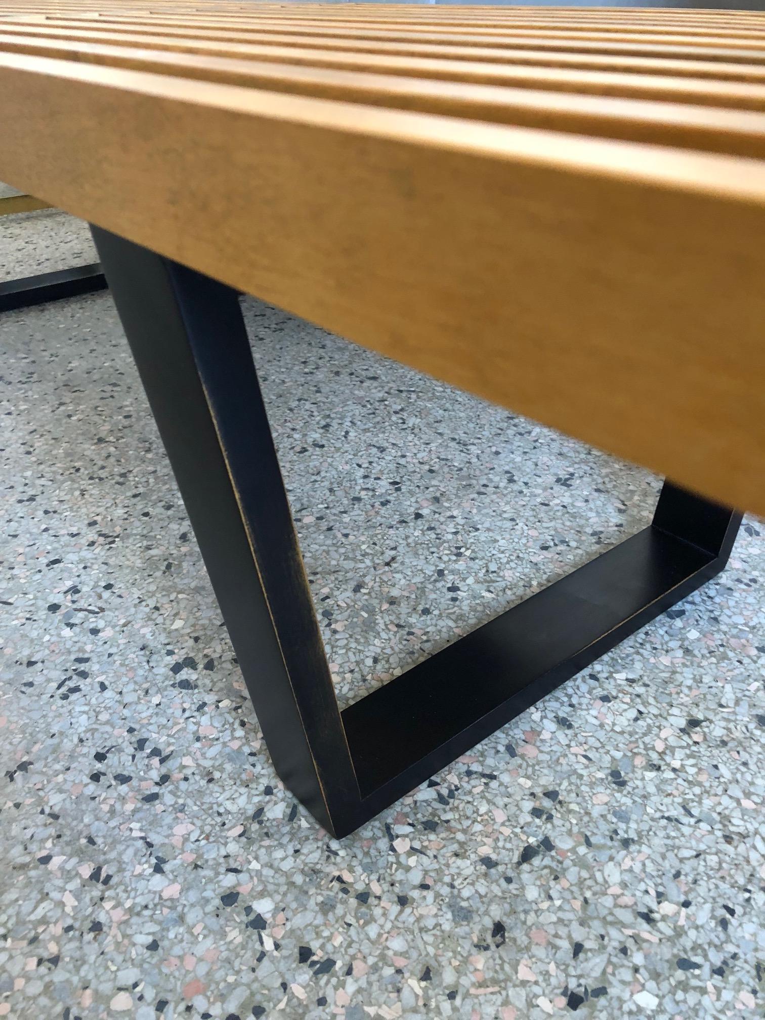 Un banc à lattes classique de George Nelson pour Herman Miller:: datant des années 1950. Mesures : 56.25