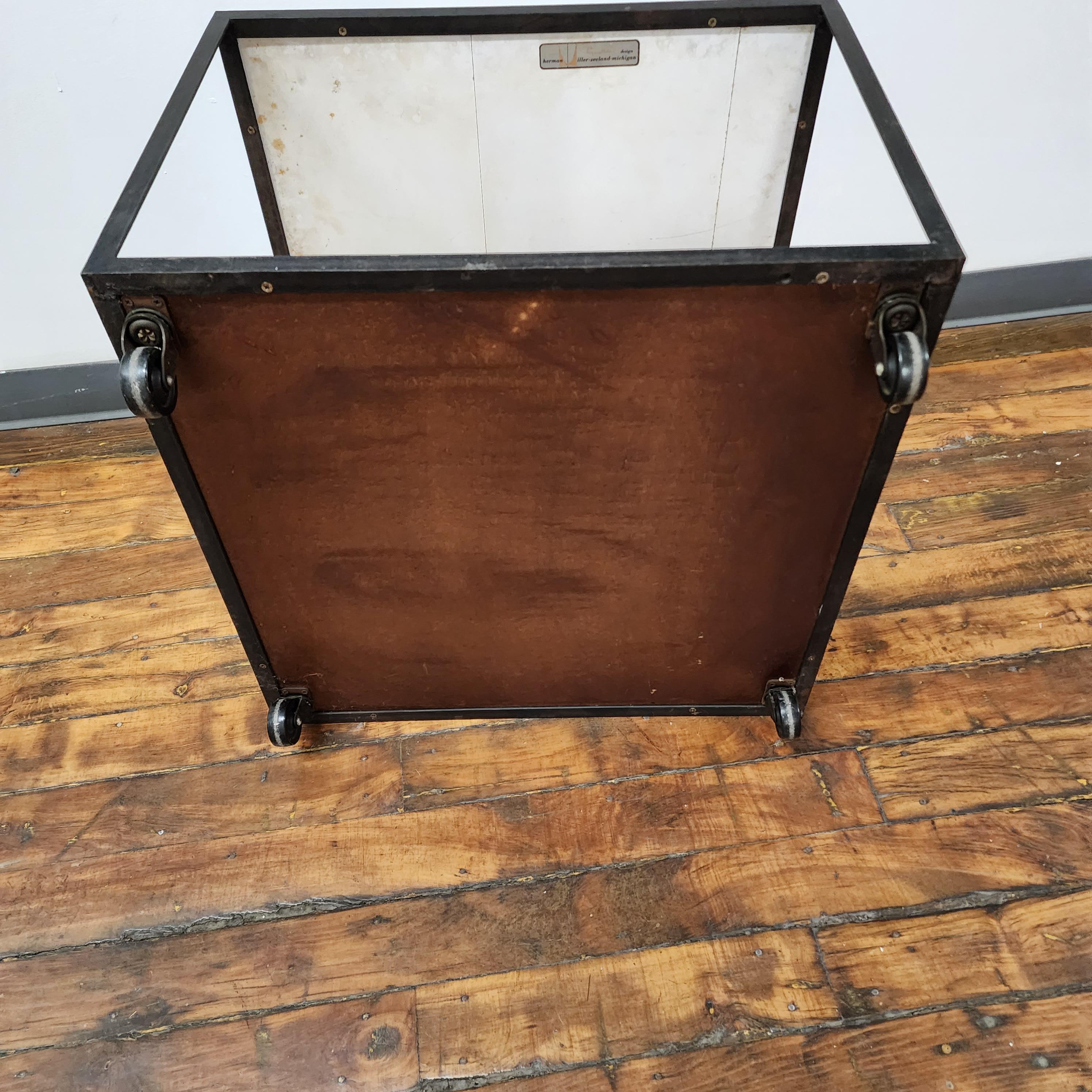 American Vintage George nelson Steel frame Side table for Herman Miller For Sale