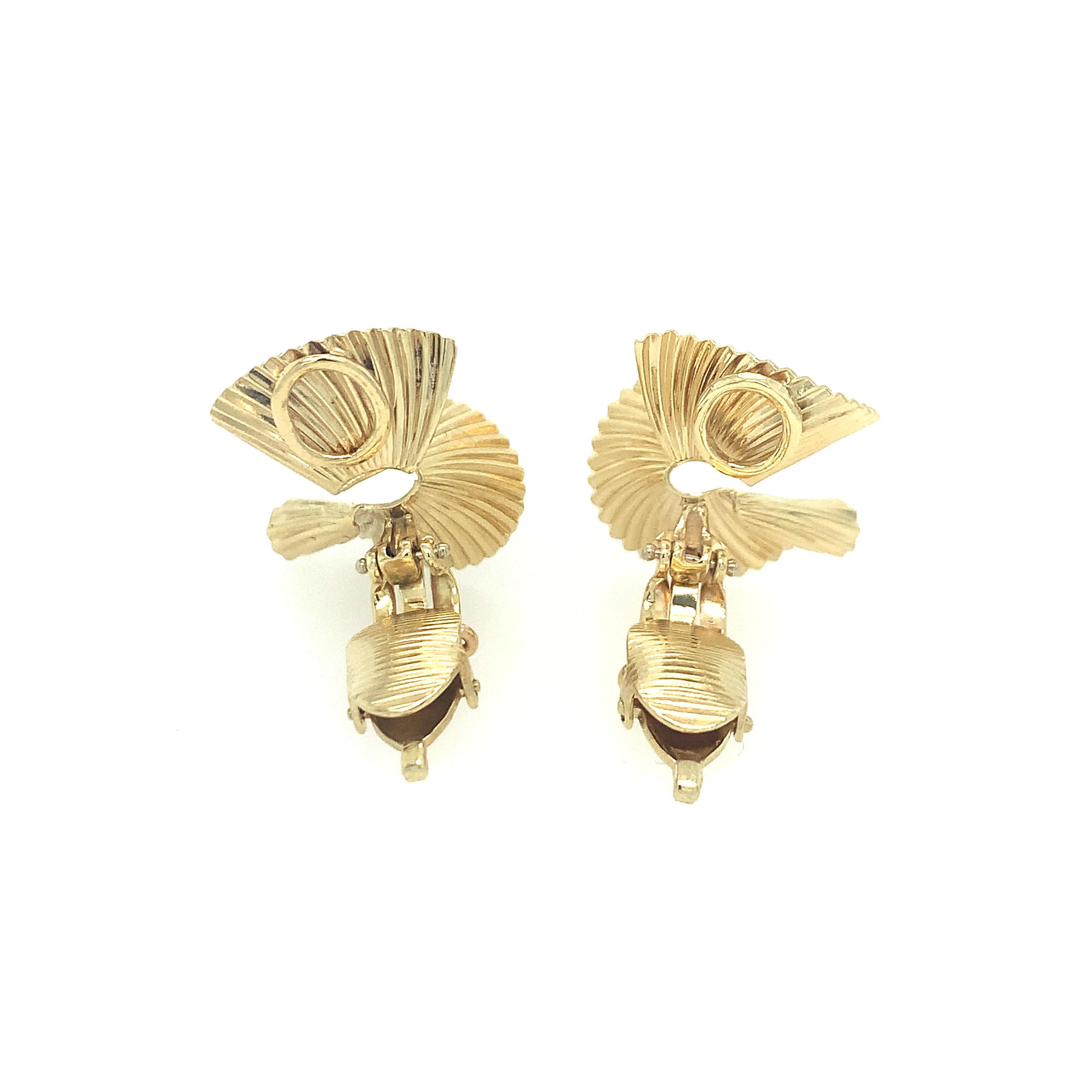 Ein exquisites Paar 14K Gelbgold Vintage Double Fan Clip Ohrringe von George Schuler. Der markante, geschwungene Doppelfächer hat ein schlankes Design und ist aus strukturiertem Gelbgold gefertigt. Diese Ohrringe mit der Herstellermarke 
