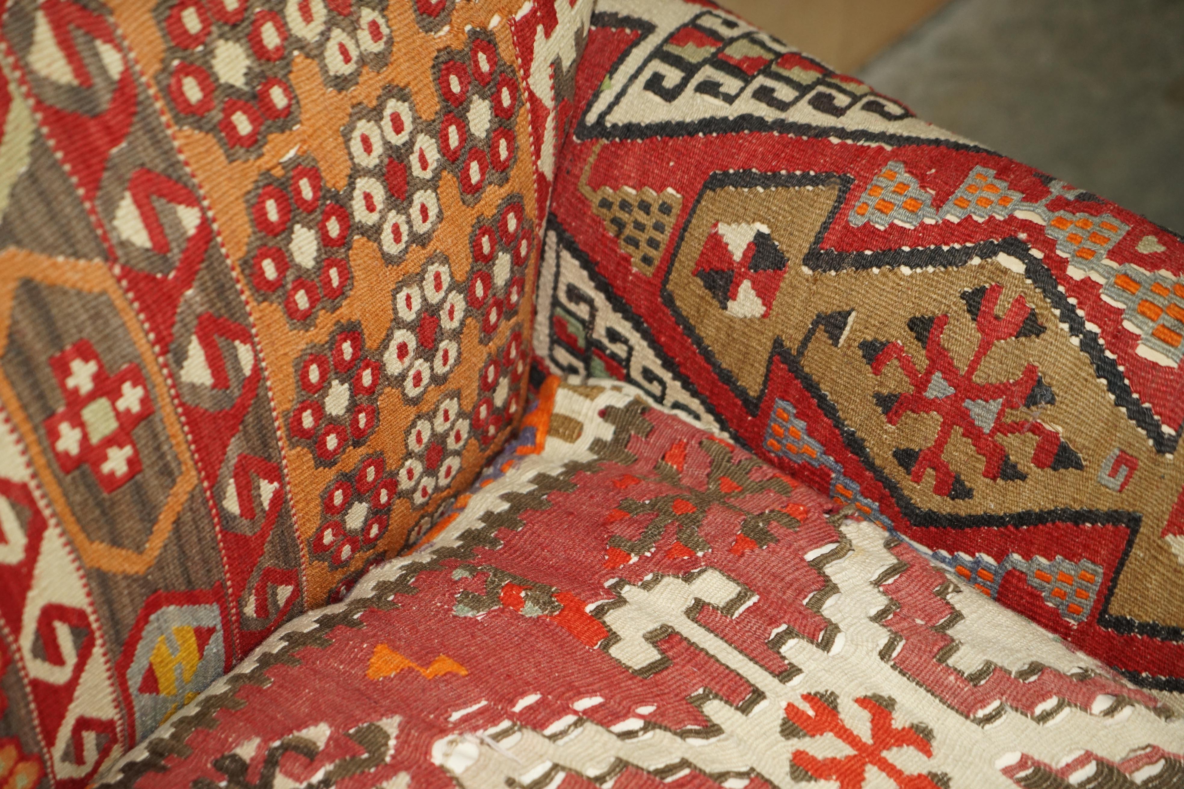 Coussins tapissés Kilim vintage George Smith à trois places avec coussins en plumes de canapé en vente 5