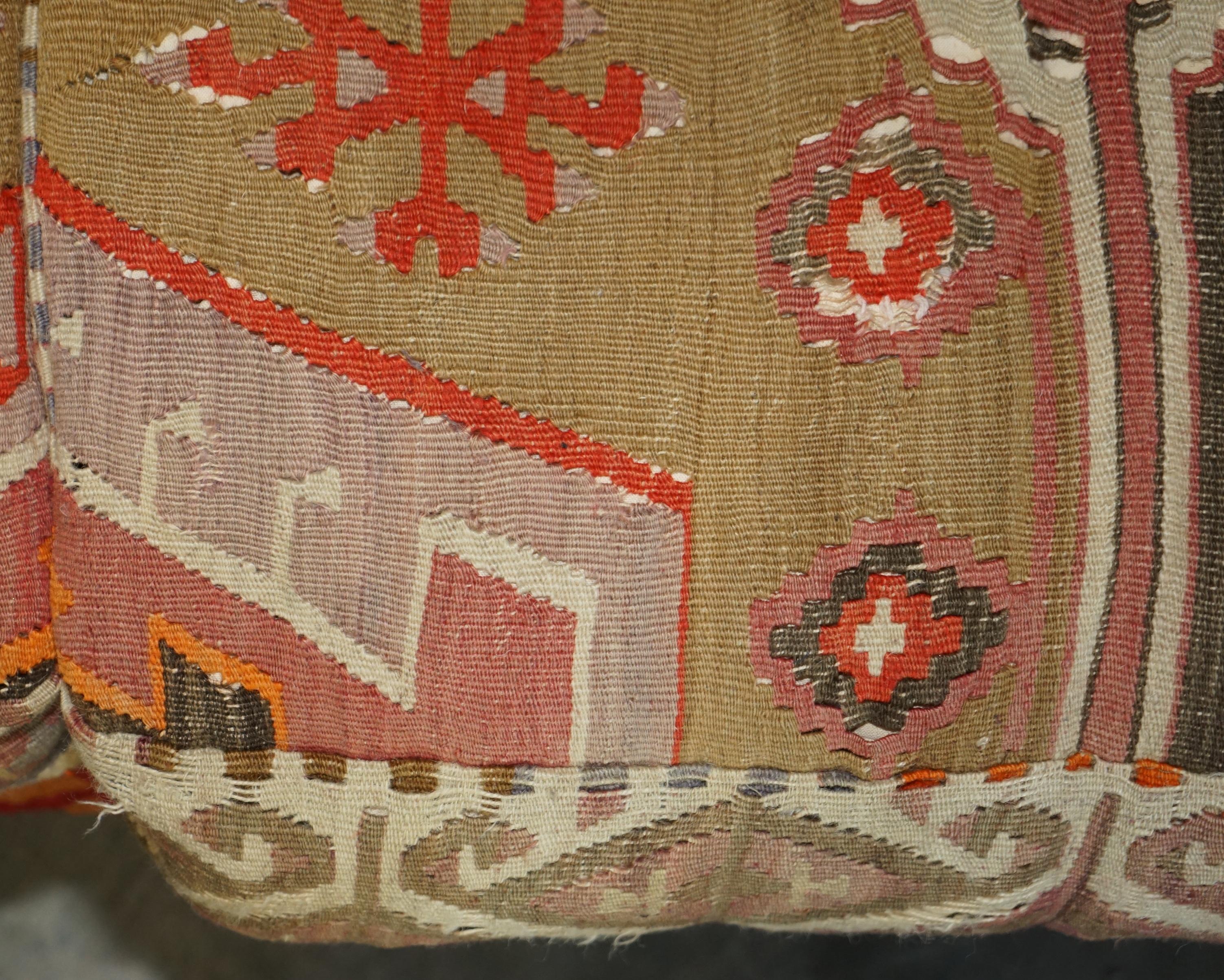 Coussins tapissés Kilim vintage George Smith à trois places avec coussins en plumes de canapé en vente 8