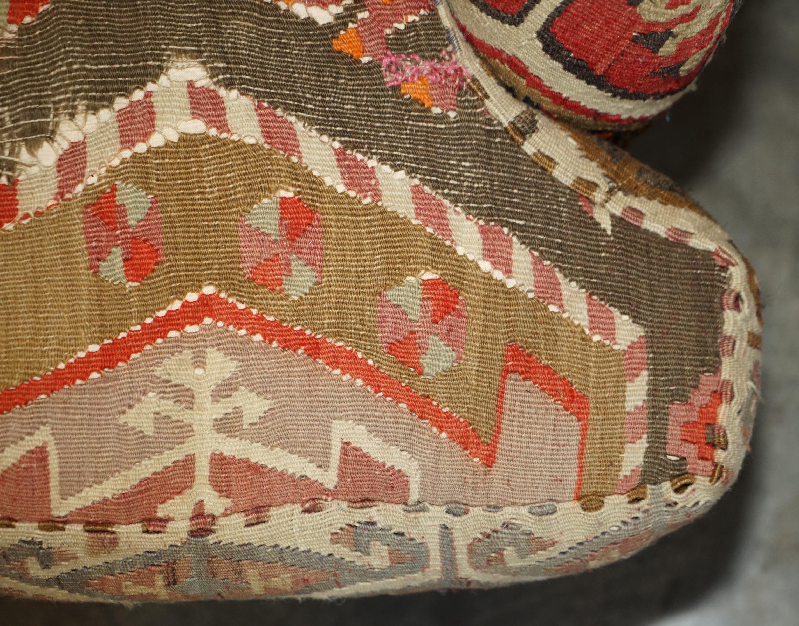 Coussins tapissés Kilim vintage George Smith à trois places avec coussins en plumes de canapé en vente 9