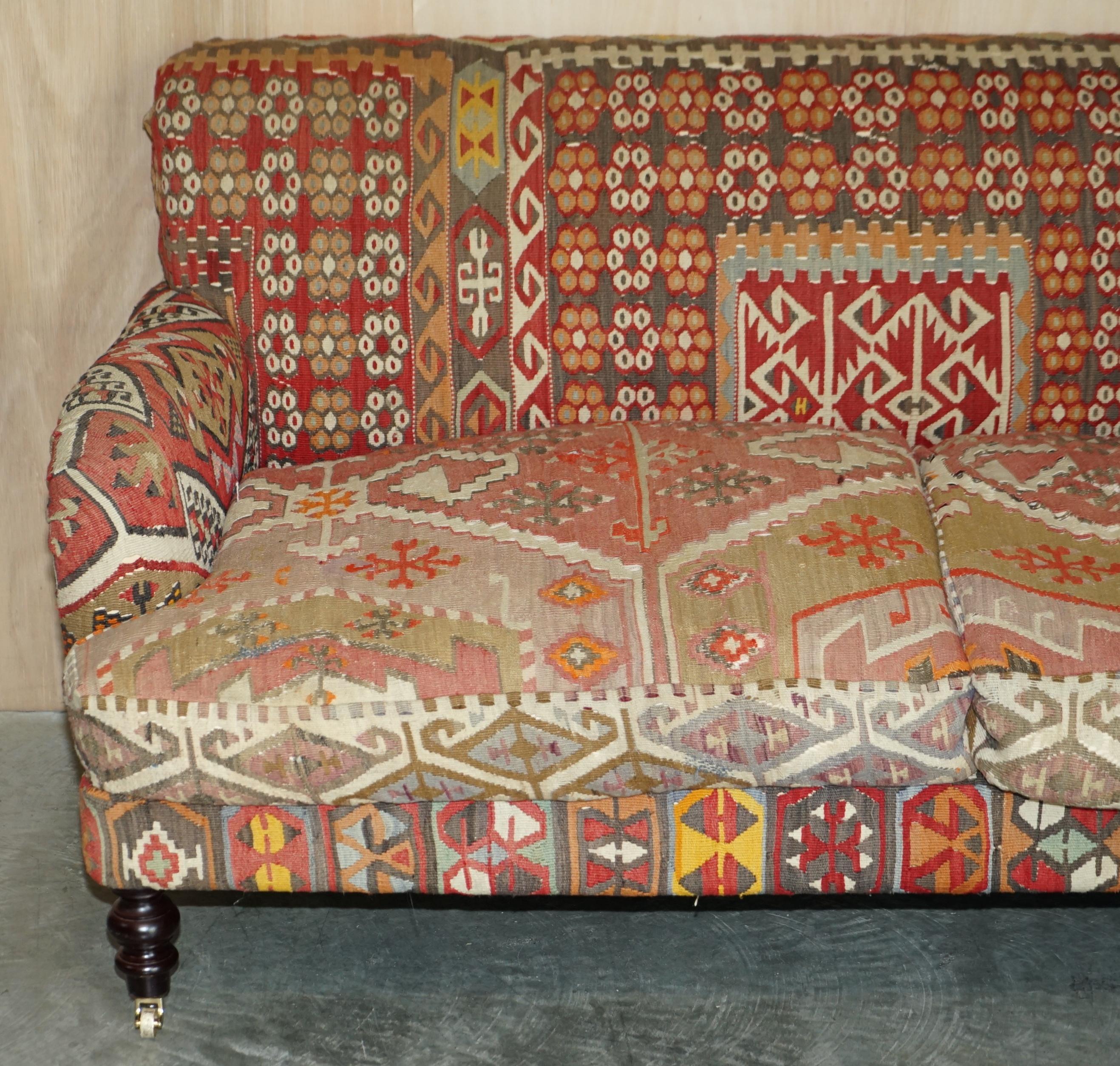 Moderne Coussins tapissés Kilim vintage George Smith à trois places avec coussins en plumes de canapé en vente