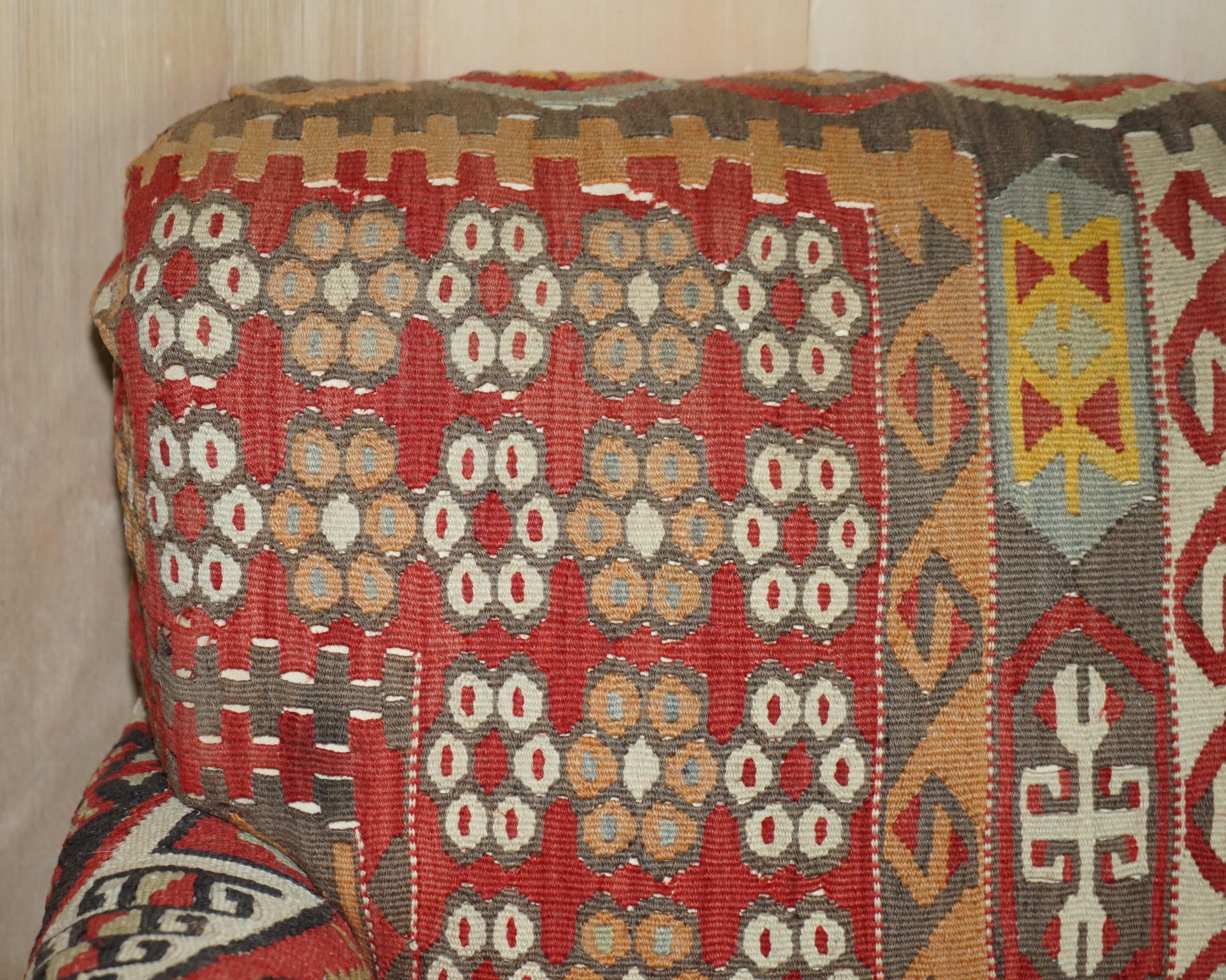 Fait main Coussins tapissés Kilim vintage George Smith à trois places avec coussins en plumes de canapé en vente