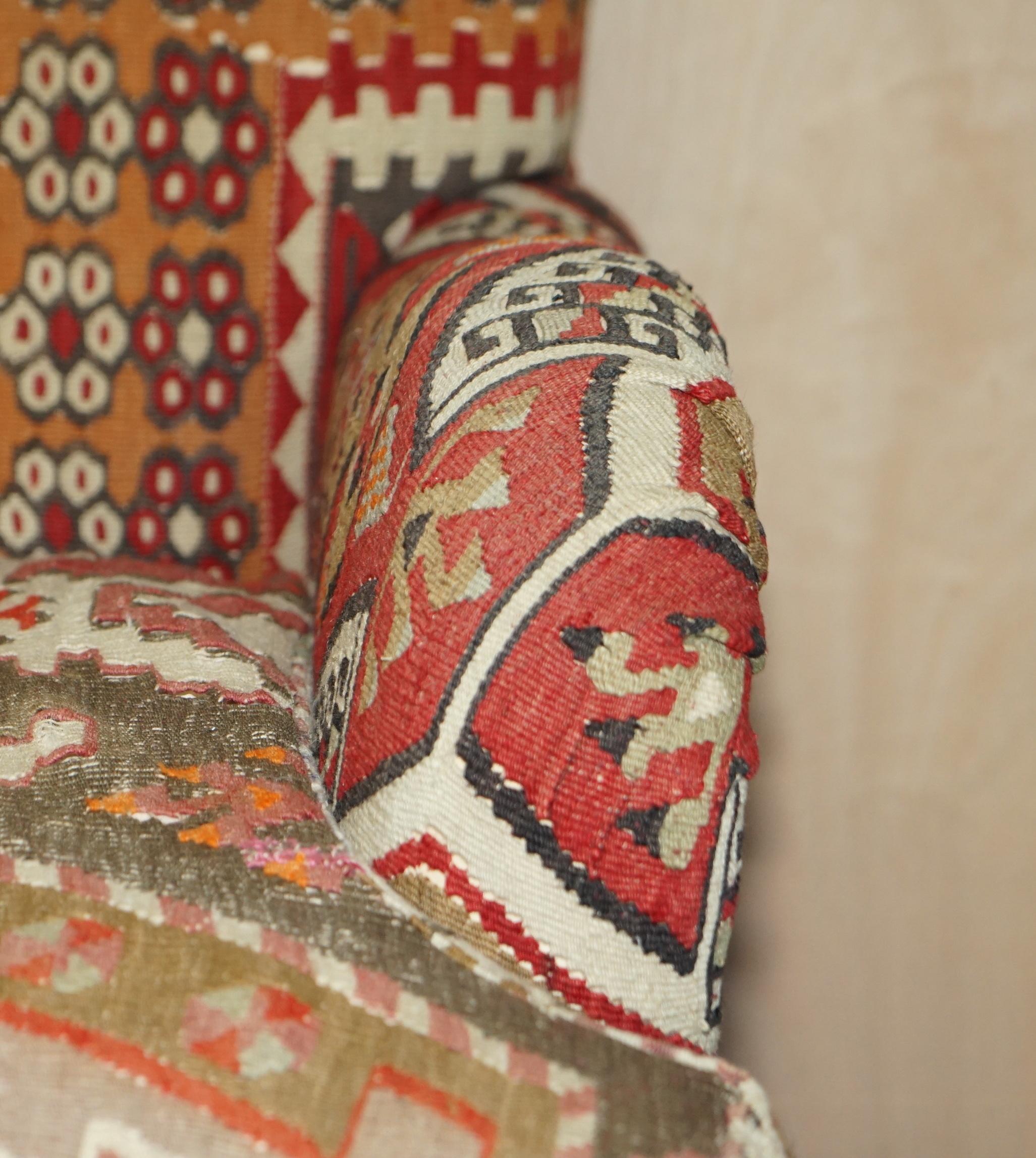 XXIe siècle et contemporain Coussins tapissés Kilim vintage George Smith à trois places avec coussins en plumes de canapé en vente