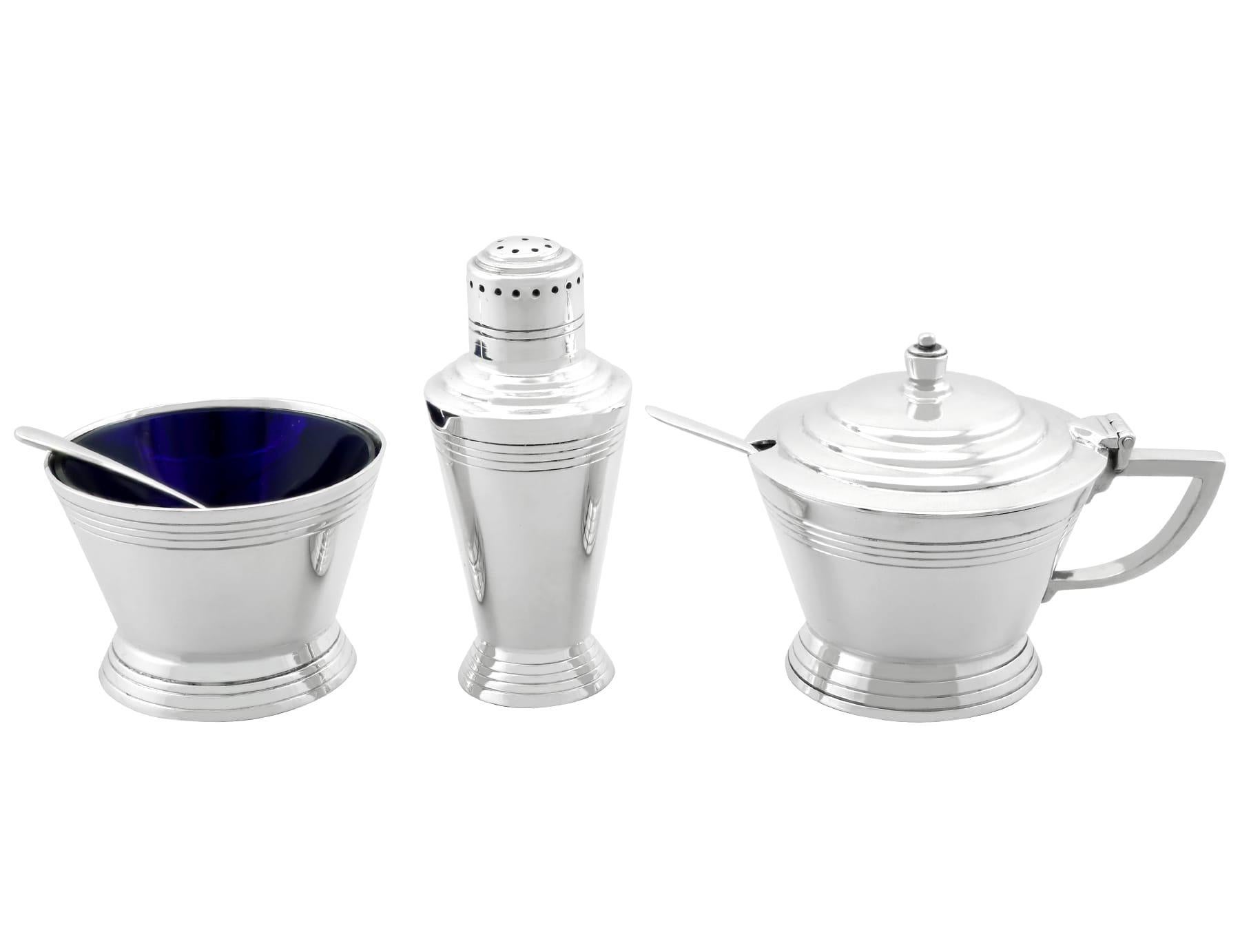 Un exceptionnel, fin et impressionnant service à condiments trois pièces de style Art Deco en argent sterling anglais de George VI - emballé ; un ajout à notre collection d'argenterie vintage.

Cet exceptionnel service à condiments trois pièces en