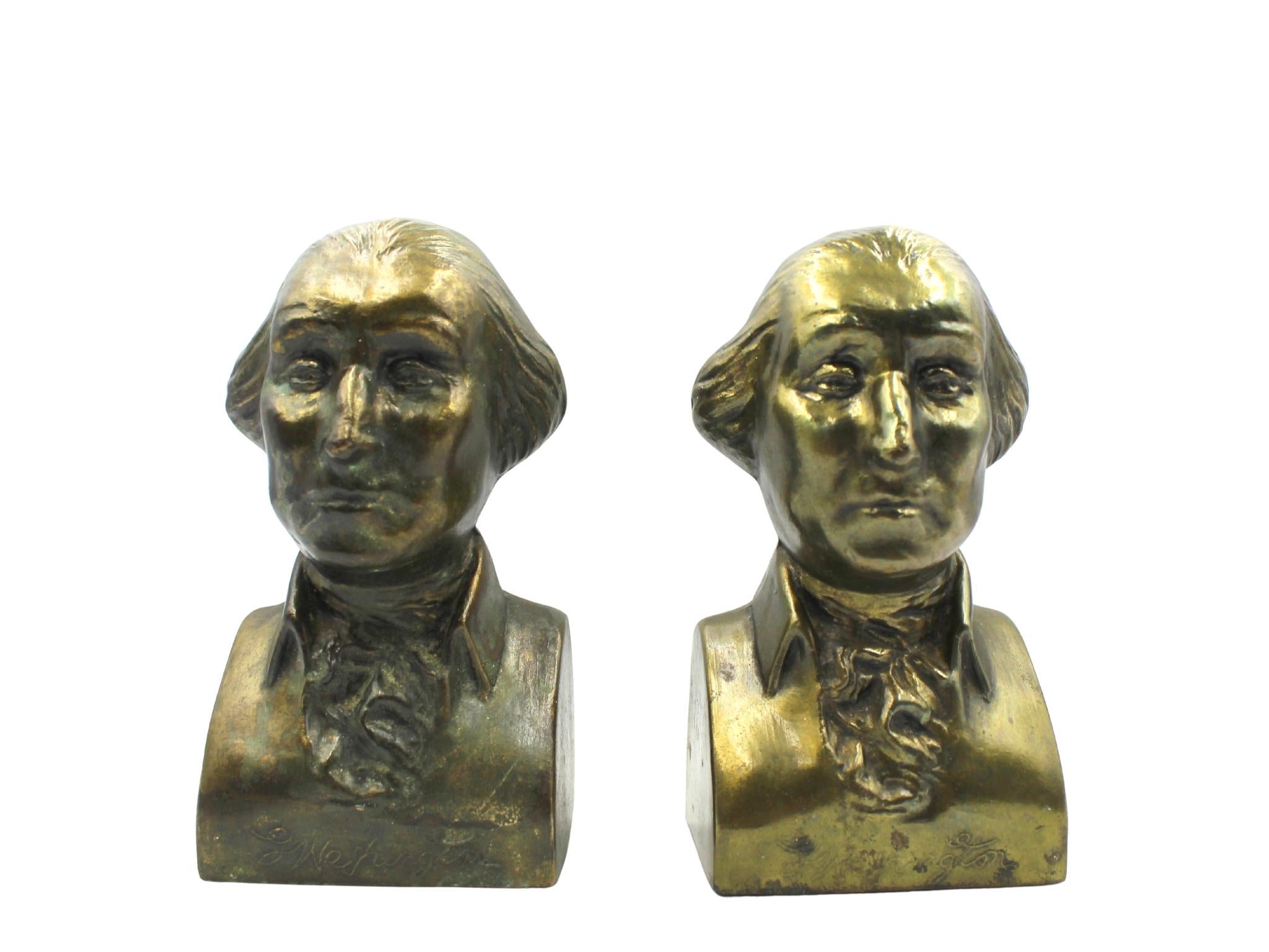 Nous vous proposons une paire de serre-livres en forme de buste de George Washington. La paire est à l'effigie de Washington, avec des traits de visage détaillés et une tenue de soirée. Les serre-livres ont été fabriqués au milieu du 20e siècle.

Le