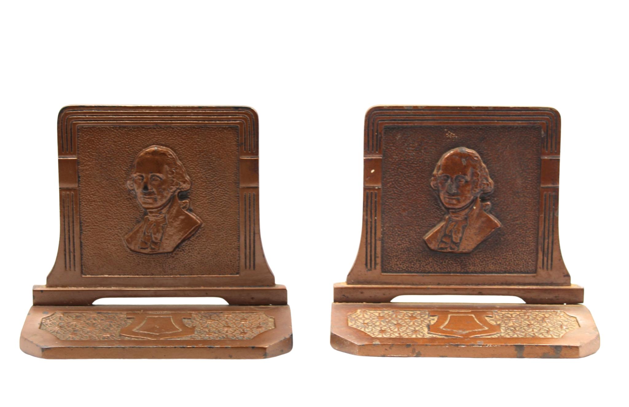 In offerta una coppia di fermalibri vintage con busto di Georges Washington. La coppia presenta le sembianze di Washington con tratti del viso dettagliati e un abbigliamento formale. I busti sono delimitati da colonne decorative e i fermalibri hanno