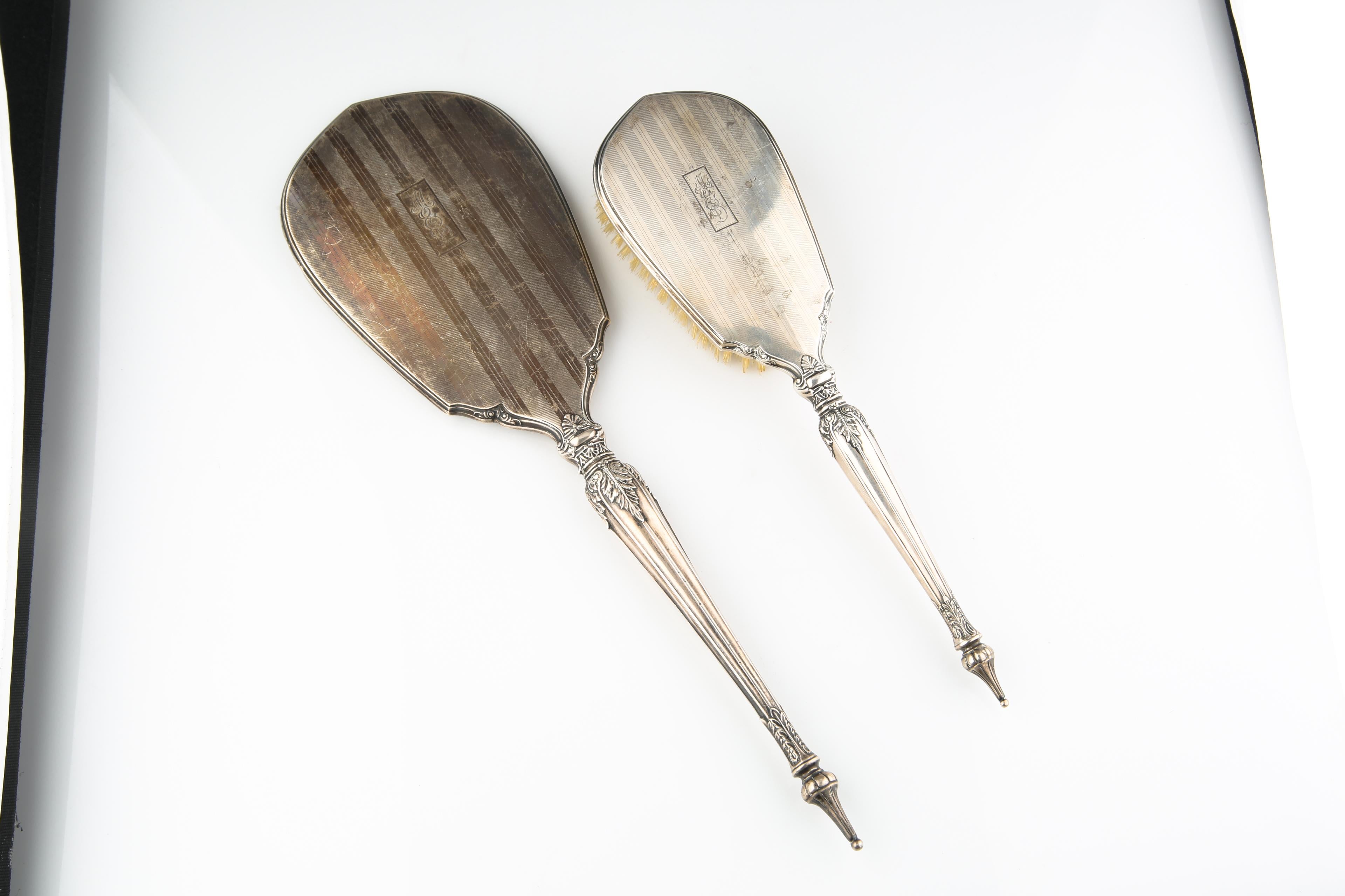 Vintage George Webster und Company Silber Eitelkeit Set
Enthält einen Handspiegel und eine Bürste
Hergestellt von der Webster Company in North Attleboro, Massachusetts
Ursprünglich gegründet von George K. Webster im Jahr 1869
Beide Stücke sind auf