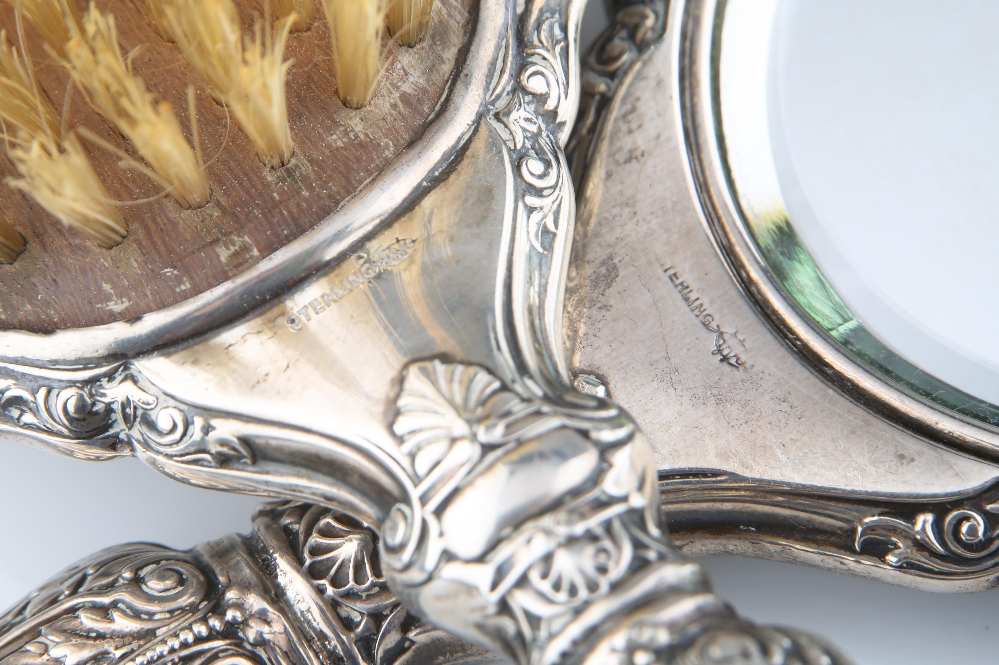 Vintage George Webster Co Sterlingsilber-Schminktischset (535 g) Handspiegel & Bürsten im Zustand „Gut“ im Angebot in Van Nuys, CA