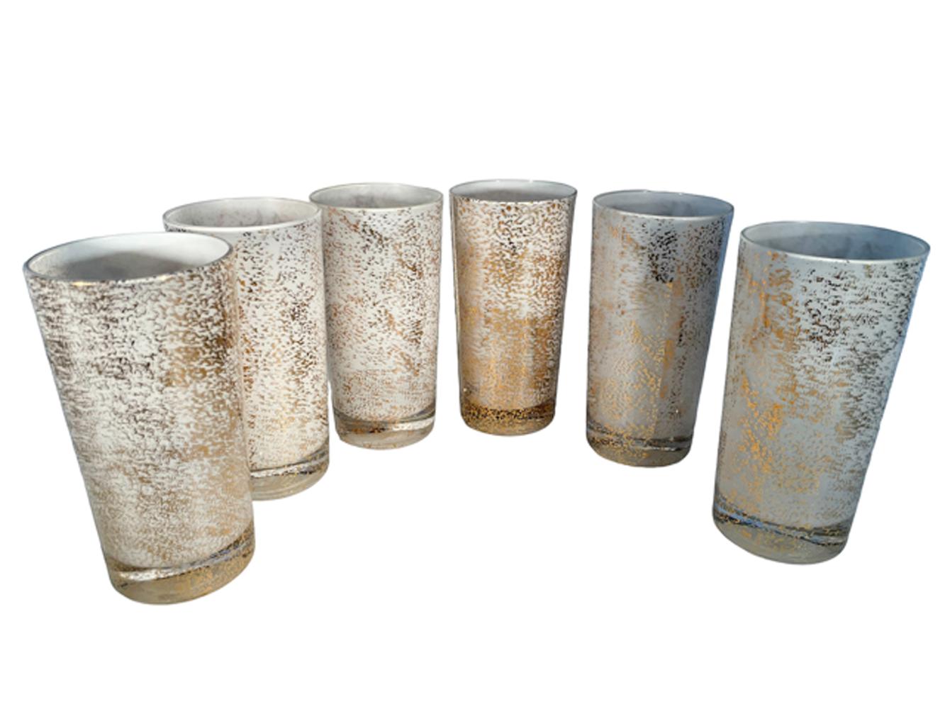 Juego de seis vasos highball vintage diseñados por Georges Briard en vidrio transparente esmerilado con interior blanco, cada vaso con la imagen de un reloj que marca una hora diferente sobre el lema 
