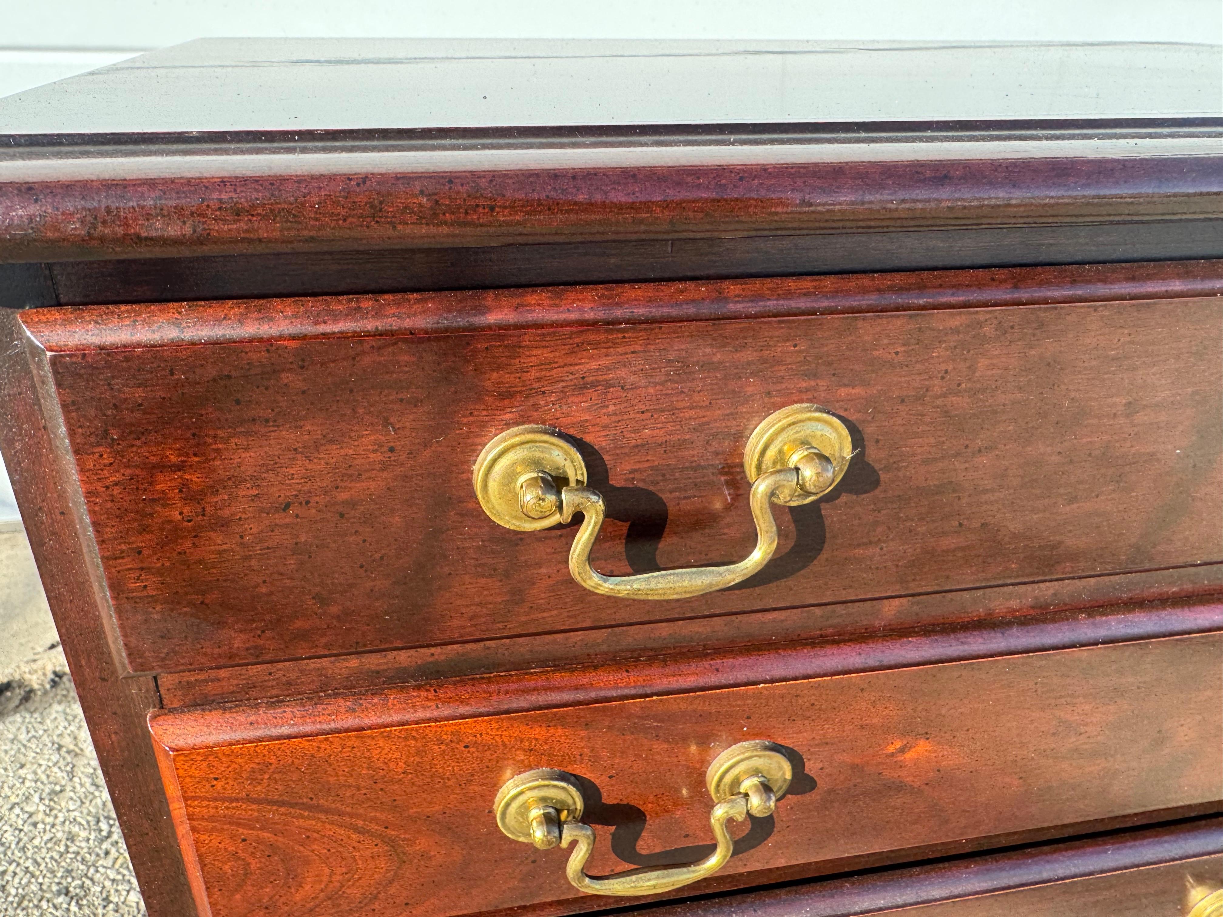 Mogano Comodino georgiano d'epoca in mogano nero / Cassettiera d'argento a 4 cassetti in vendita