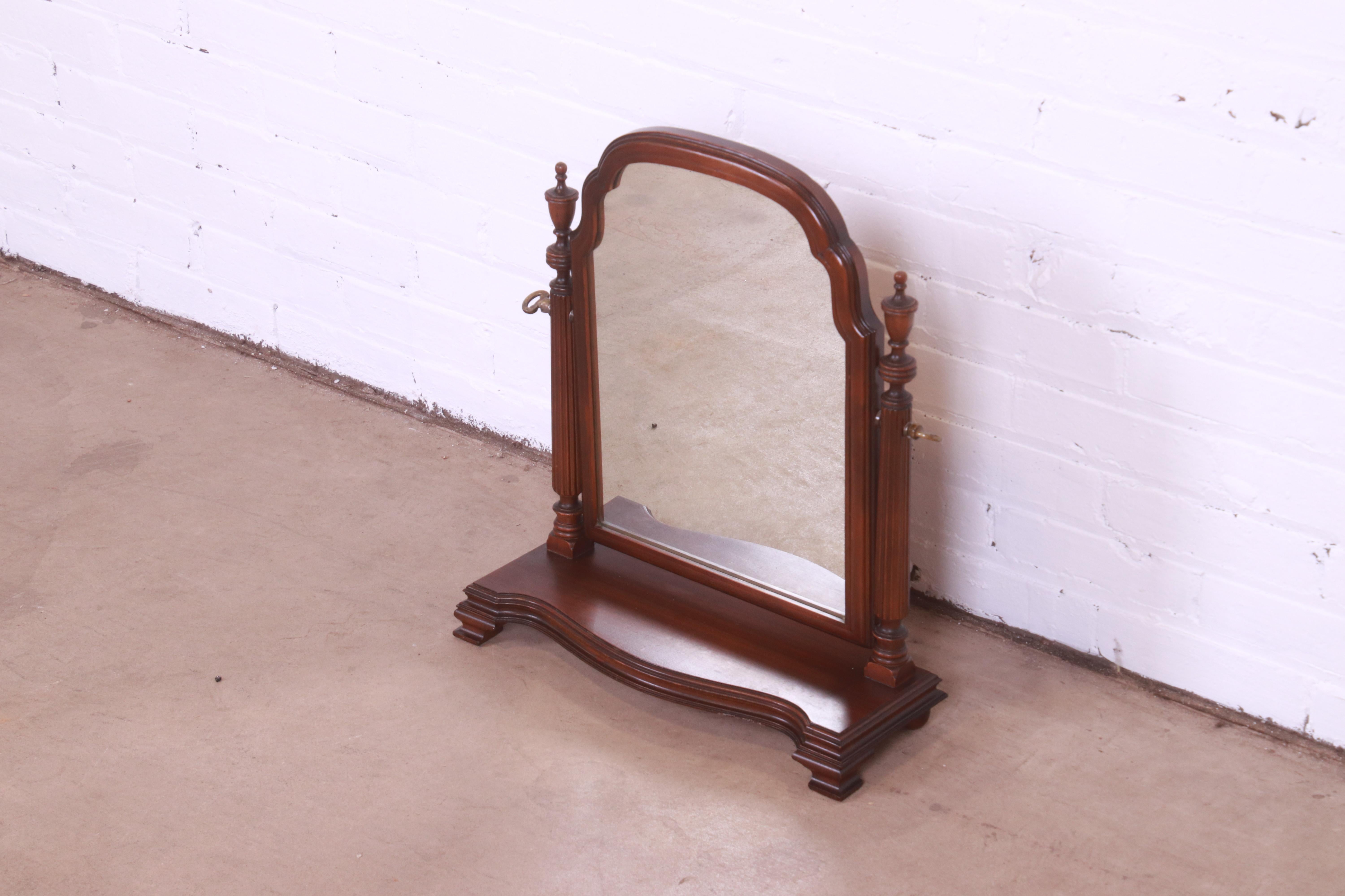 Vintage Georgian Carved Mahogany Dressing Table Swing Mirror In Good Condition In South Bend, IN