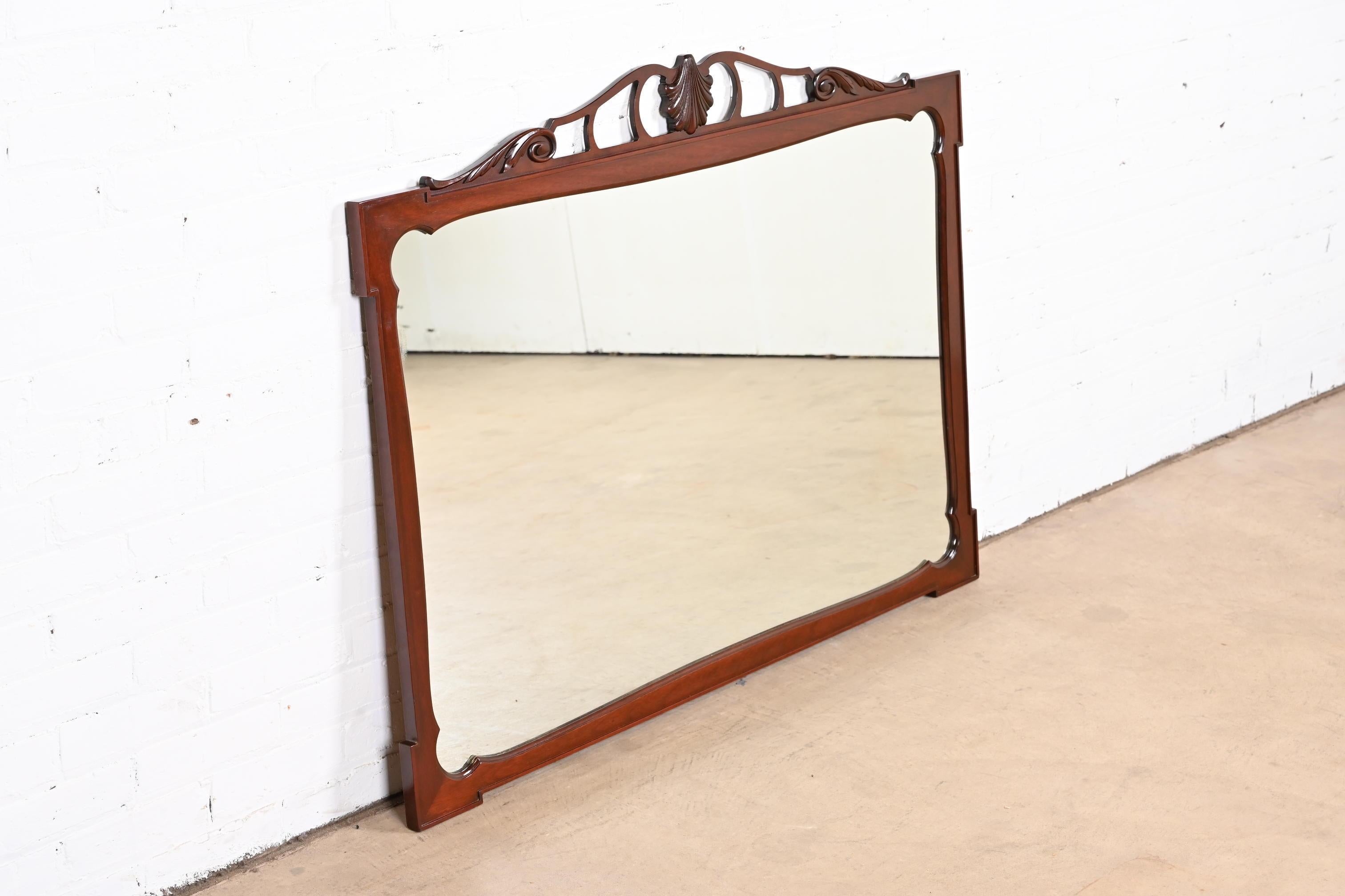 American Vintage Georgian Carved Mahogany Framed Wall Mirror For Sale