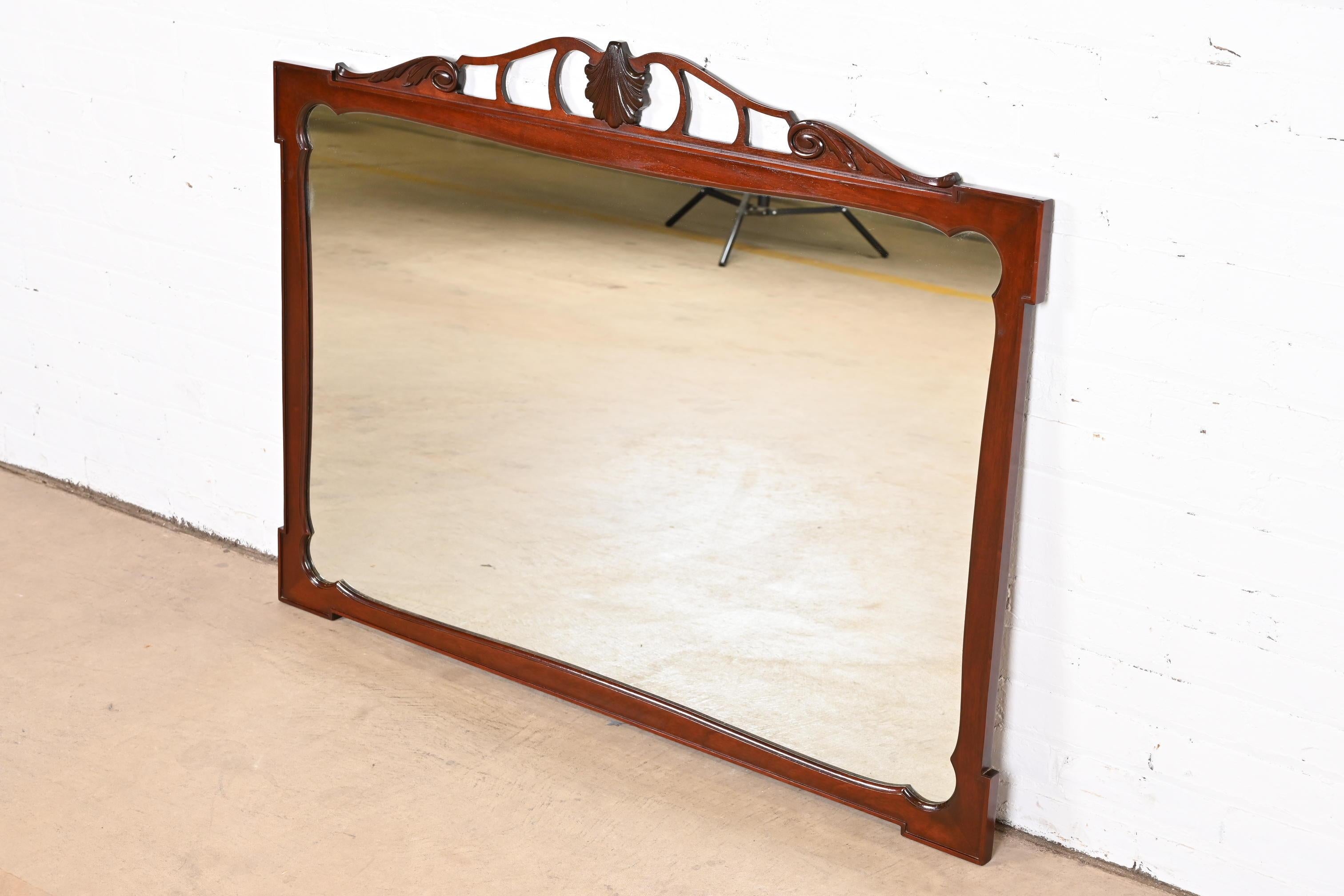 Vintage Georgian Carved Mahogany Framed Wall Mirror In Good Condition For Sale In South Bend, IN