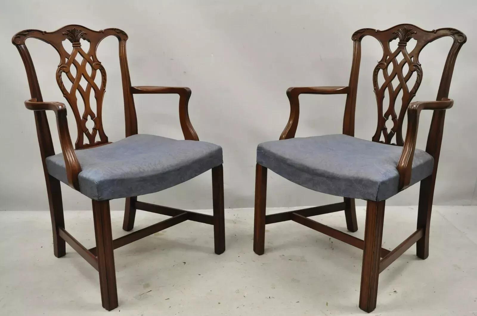 Vintage Georgian Chippendale Style Mahogany Carved Dining Captains Arm Chairs - Pair (B). L'objet présente un cadre en bois massif, un beau grain de bois, des détails joliment sculptés, un très bel objet ancien. Circa Early 20th Century. Dimensions