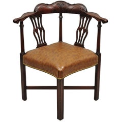 Poltrona angolare vintage in stile Chippendale georgiano, in mogano intagliato e rivestita in ecopelle