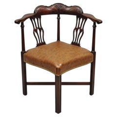 Poltrona angolare vintage in stile Chippendale georgiano, in mogano intagliato e rivestita in ecopelle