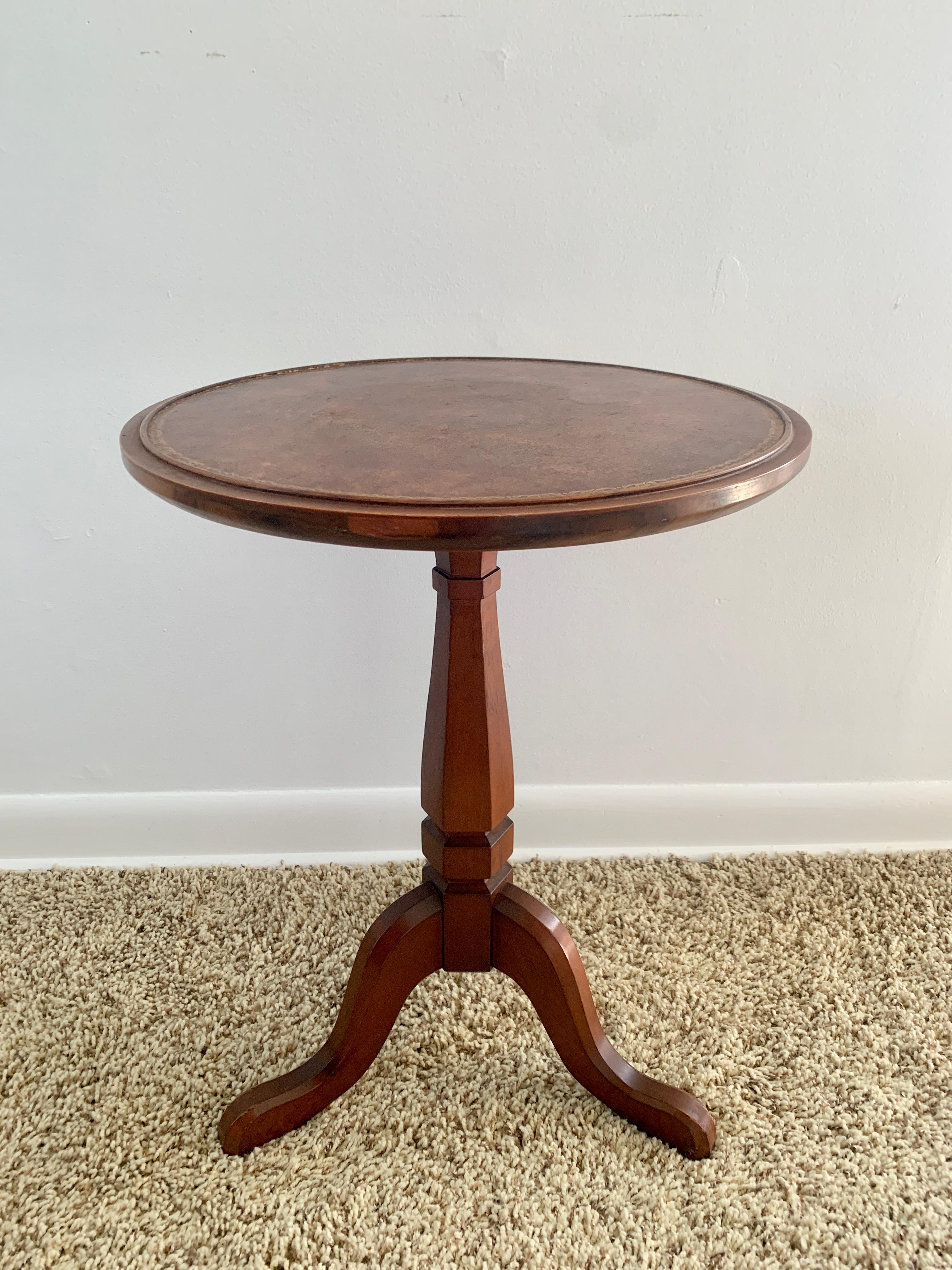 Vintage Georgian Embossed Leather Top Cherry Wood Round Side Table For Sale 4