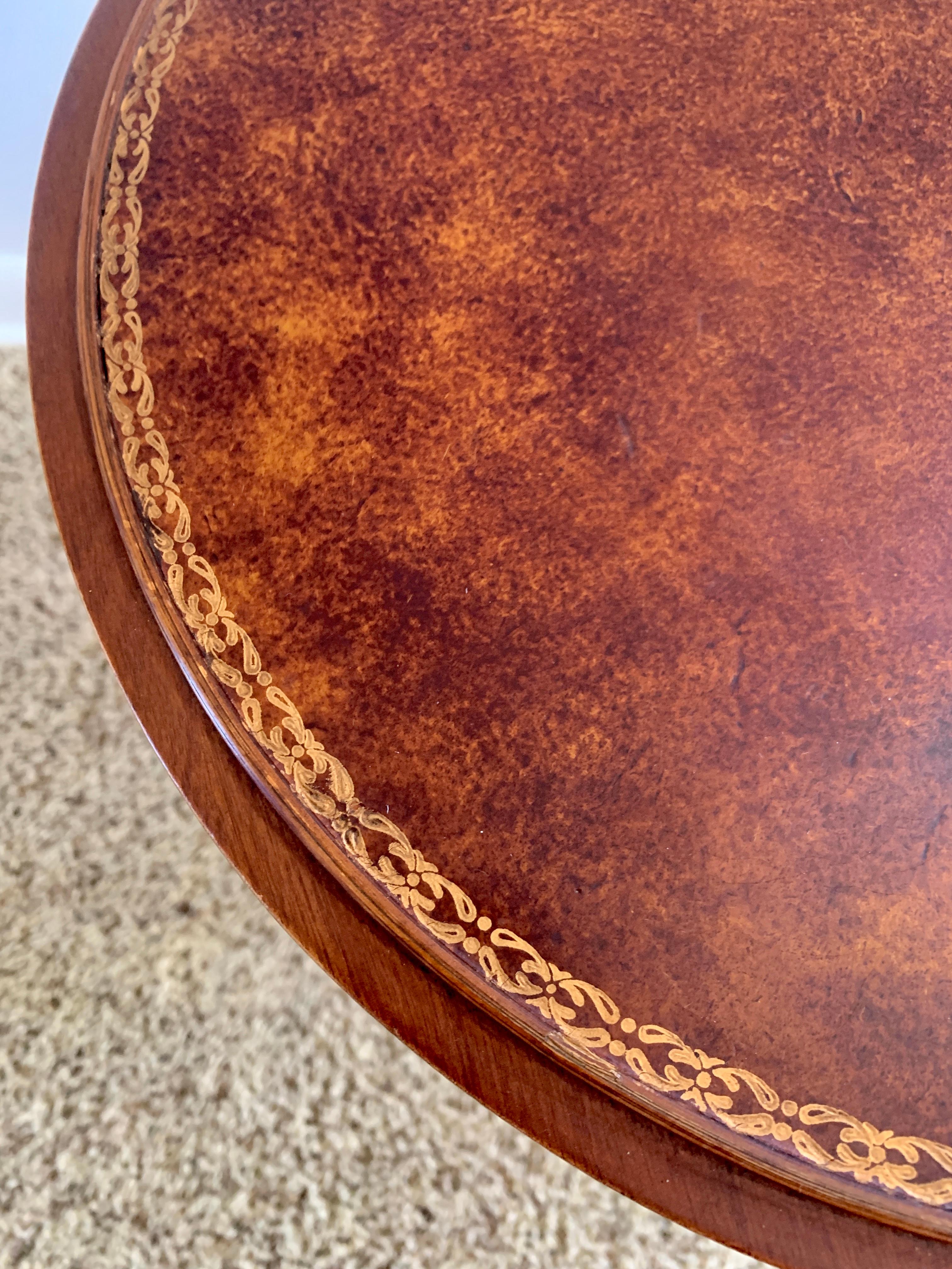 Vintage Georgian Embossed Leather Top Cherry Wood Round Side Table In Good Condition For Sale In Elkhart, IN