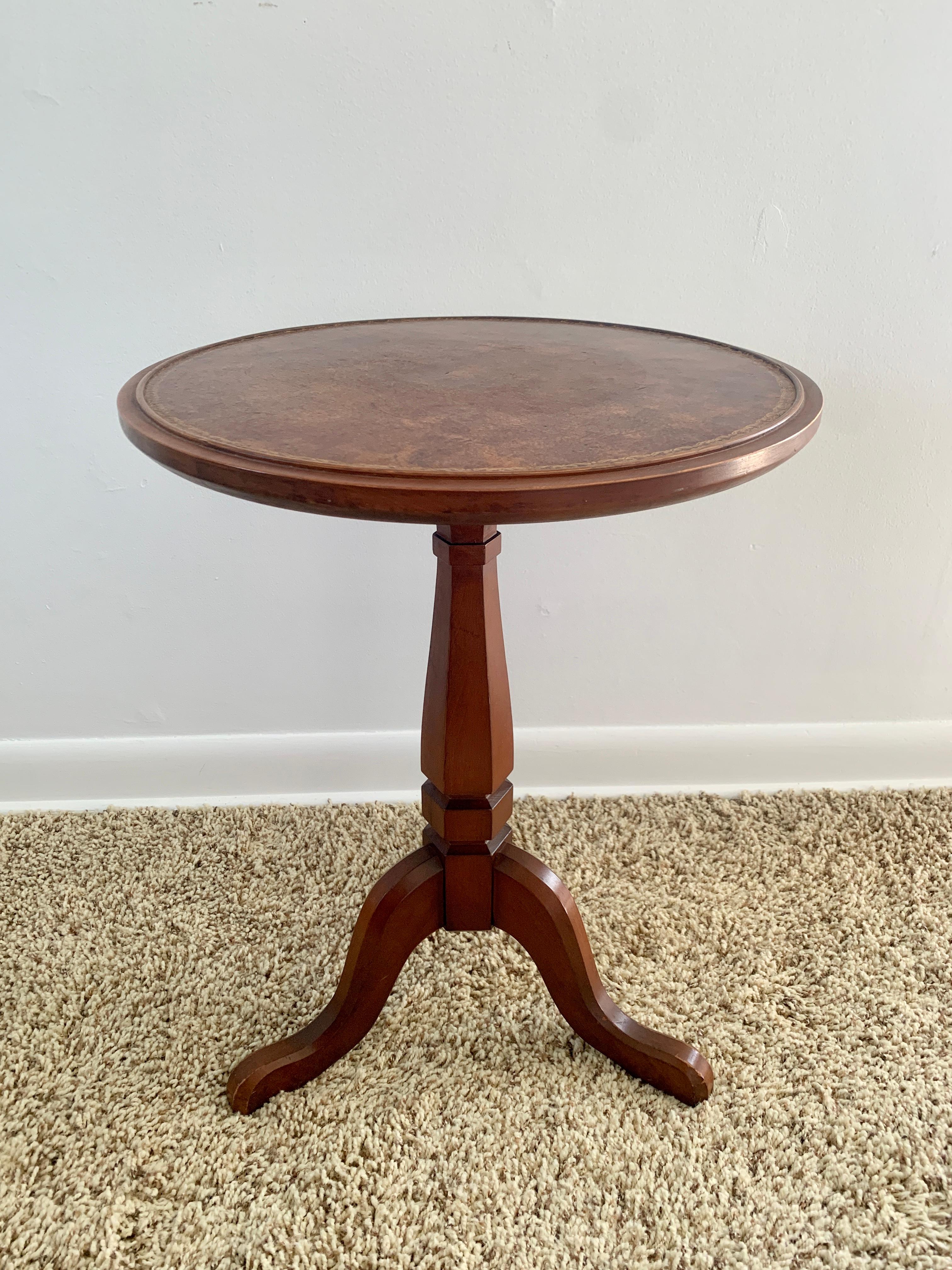 Vintage Georgian Embossed Leather Top Cherry Wood Round Side Table For Sale 2