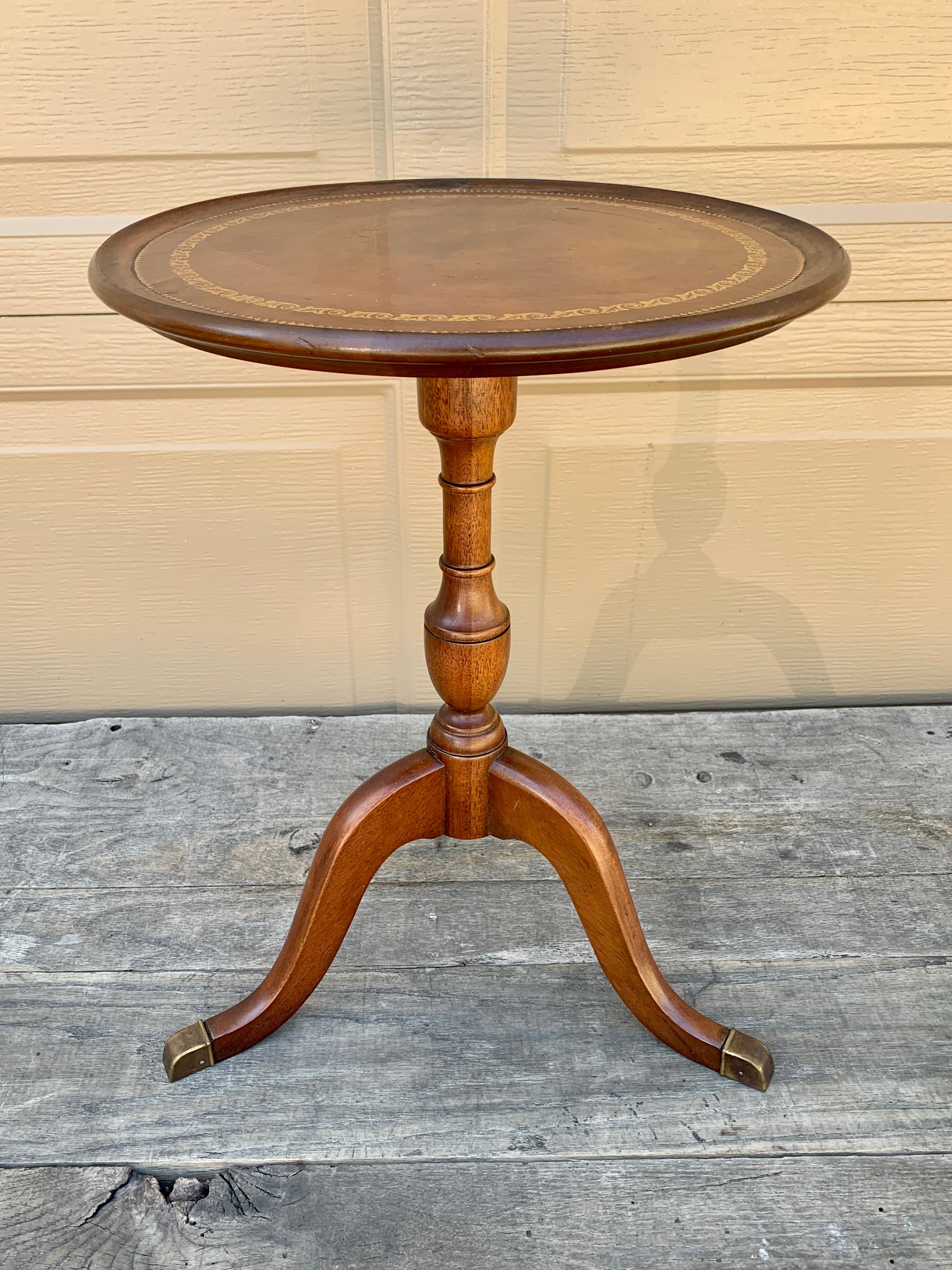 Vintage Georgian Embossed Leather Top Mahogany Round Side Table For Sale 5