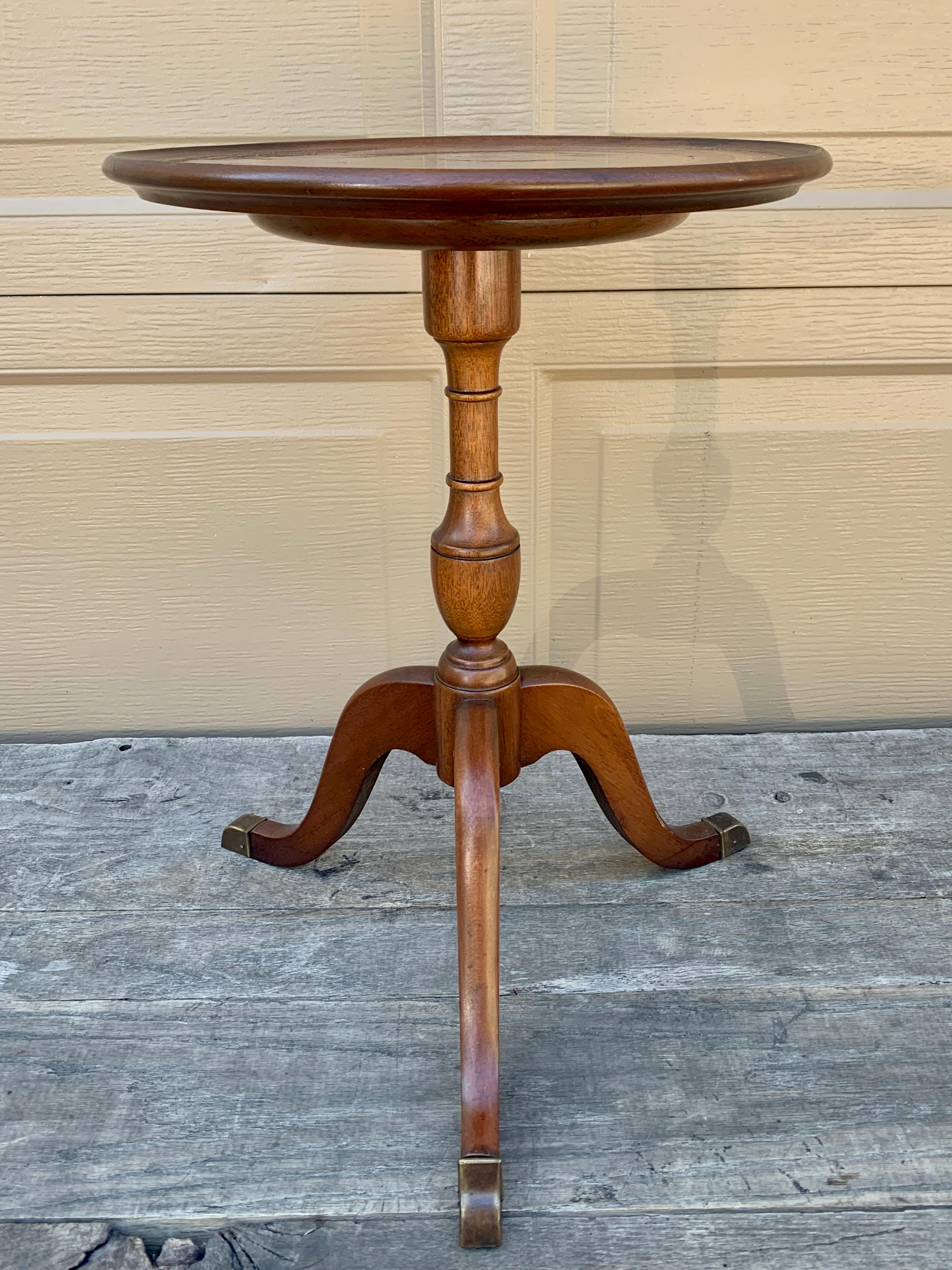 A gorgeous Georgian style round side table or drinks table

USA, Mid-20th Century

Carved mahogany, with embossed leather top

Measures: 14
