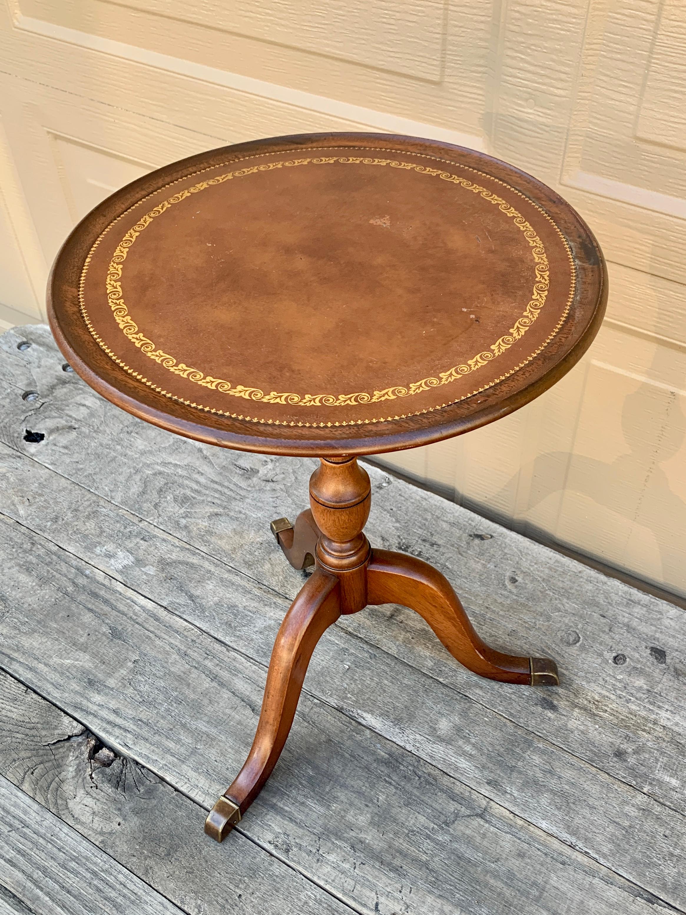 American Vintage Georgian Embossed Leather Top Mahogany Round Side Table For Sale